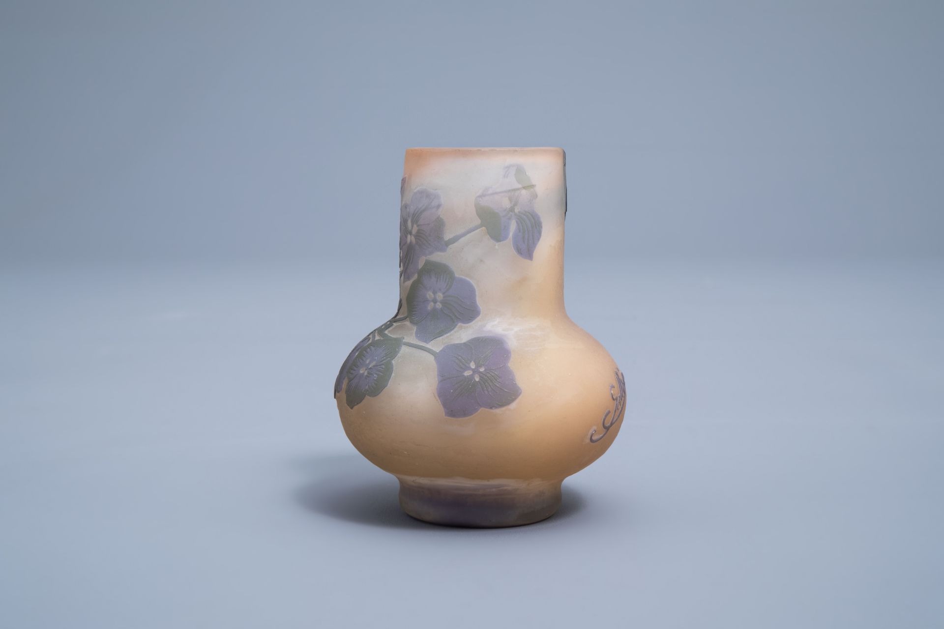 Emile GallŽ (1846-1904): Two cameo glass Art Nouveau vases with floral design, 20th C. - Image 12 of 15