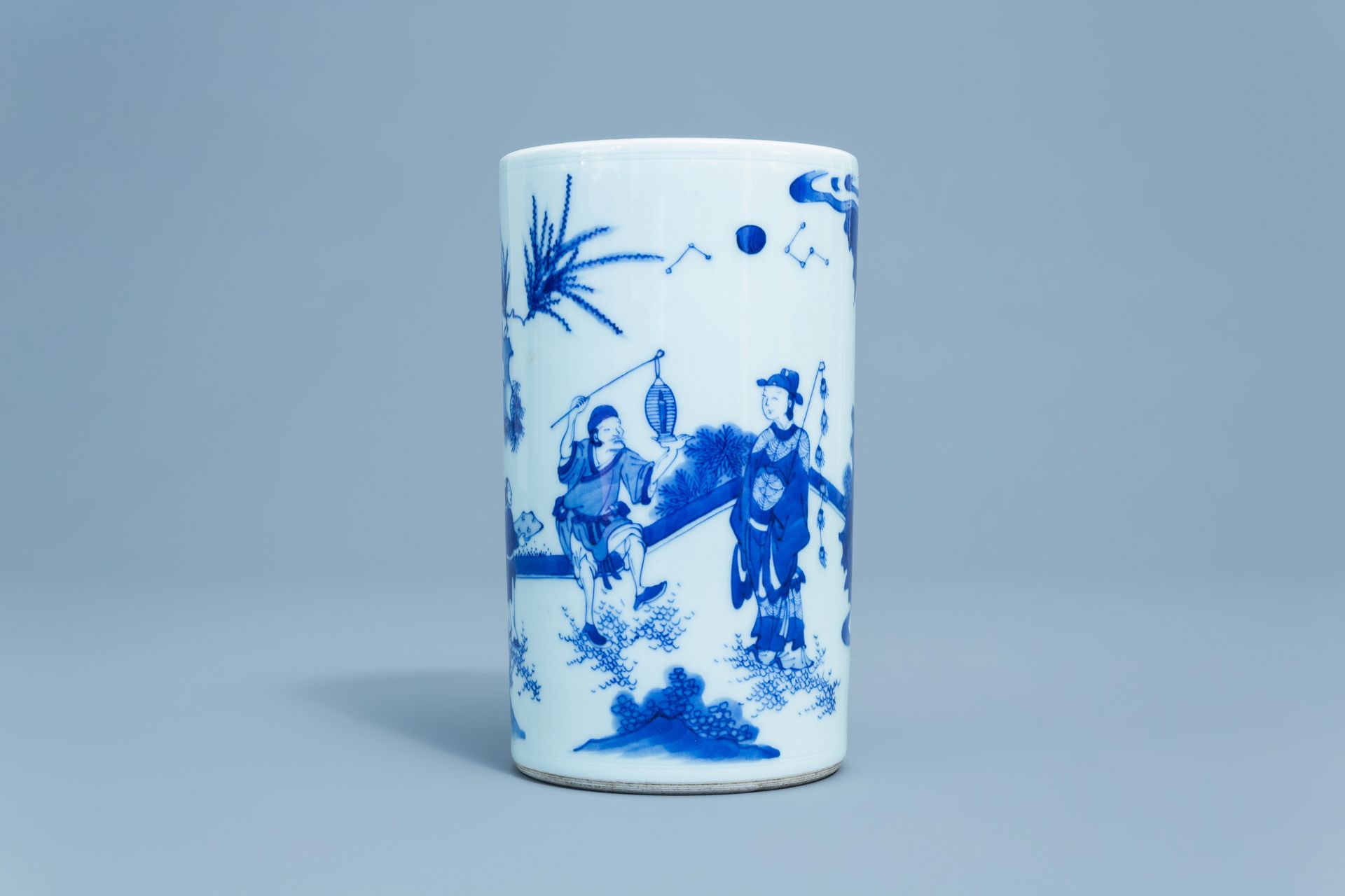 A Chinese blue and white brush pot with figures in a landscape, 20th C. - Image 2 of 7