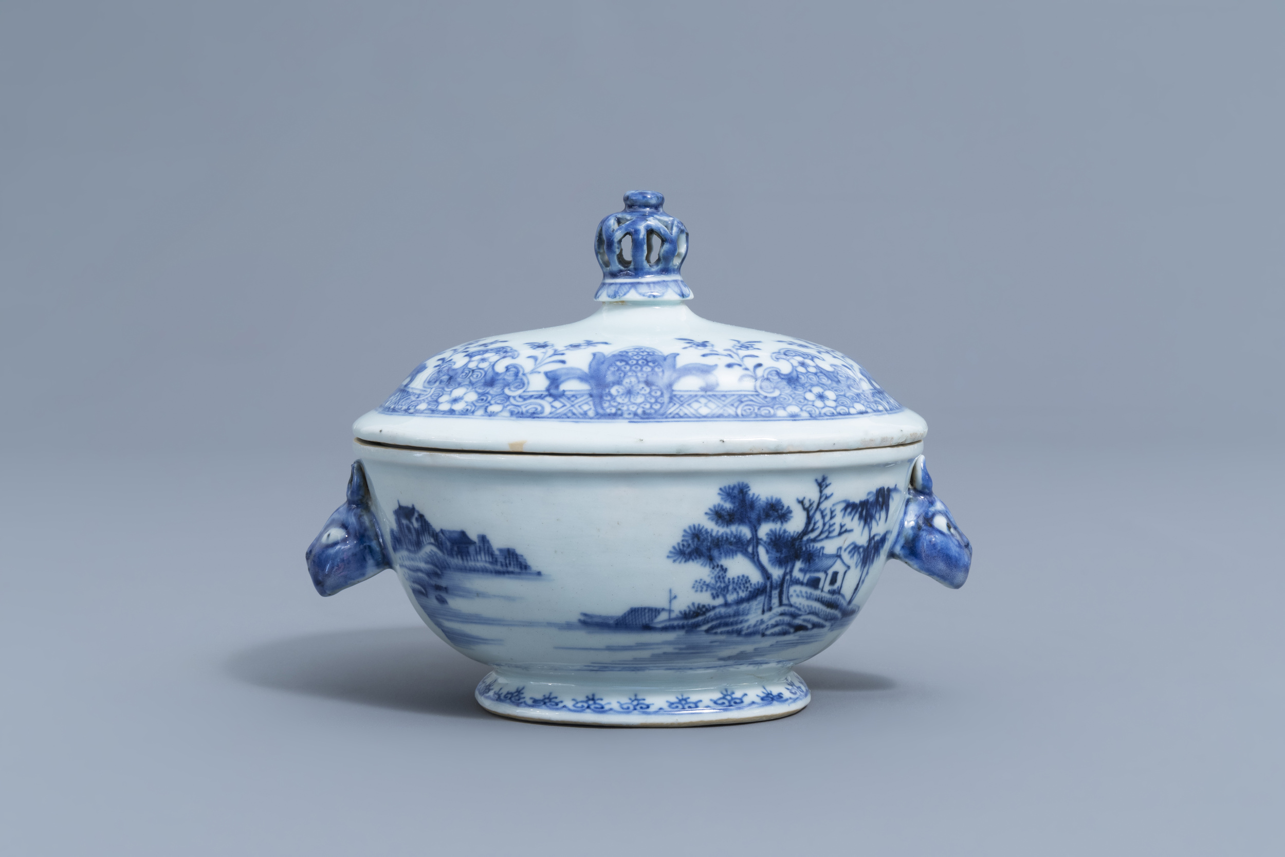 A Chinese blue and white tureen on stand, a famille rose and a Canton plate, 18th/19th C. - Image 10 of 13