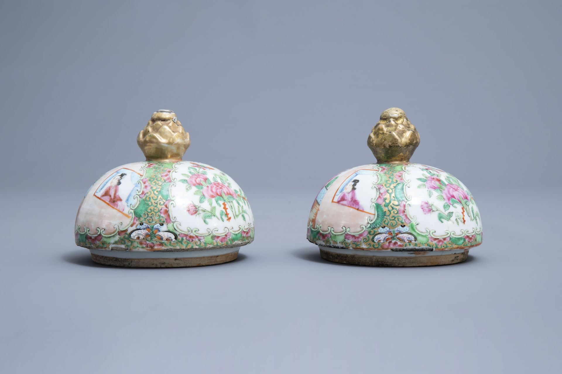 A pair of Chinese Canton famille rose vases and covers, 19th C. - Image 12 of 14