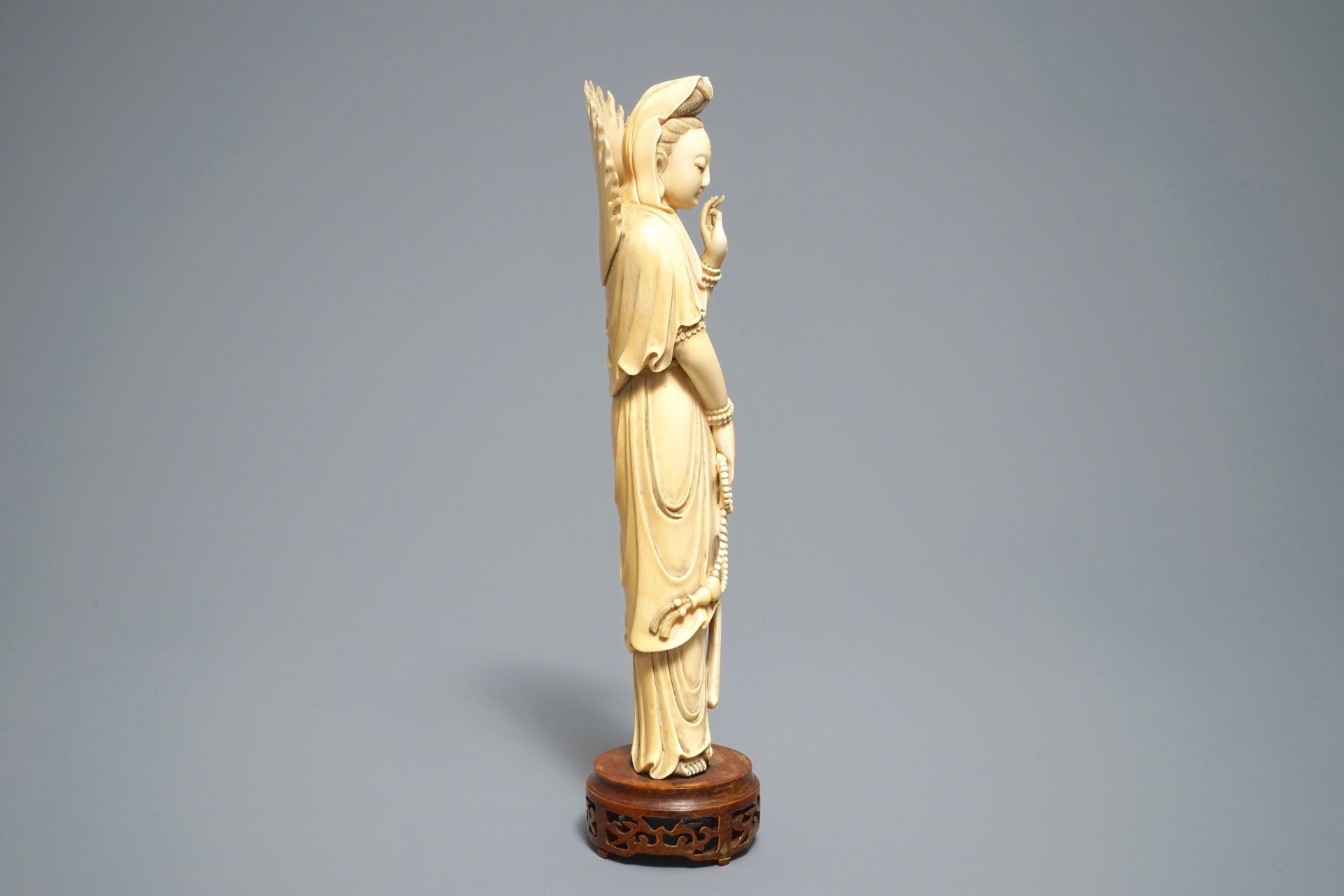 A Chinese carved ivory figure of Guanyin, 19th C. - Image 3 of 6