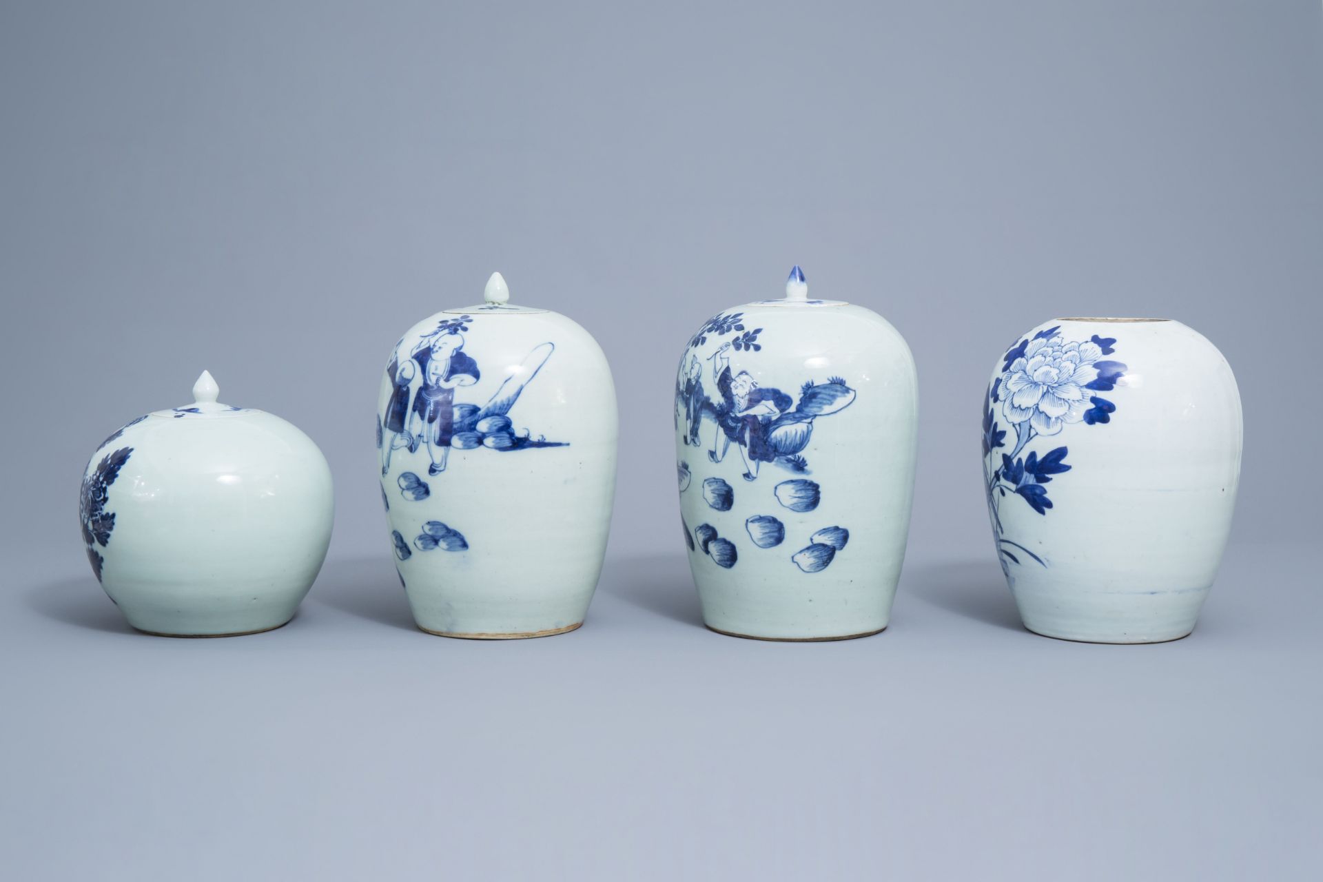 Four various Chinese blue, white and celadon ginger jars and jars and covers, 19th/20th C. - Image 4 of 8