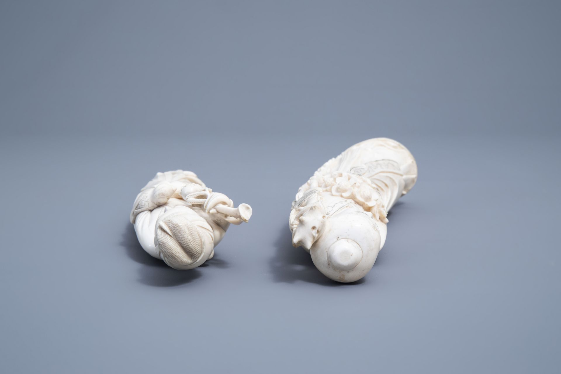 Two Chinese carved ivory figures of a scholar and a lady with a parrot, 19th/20th C. - Image 8 of 9