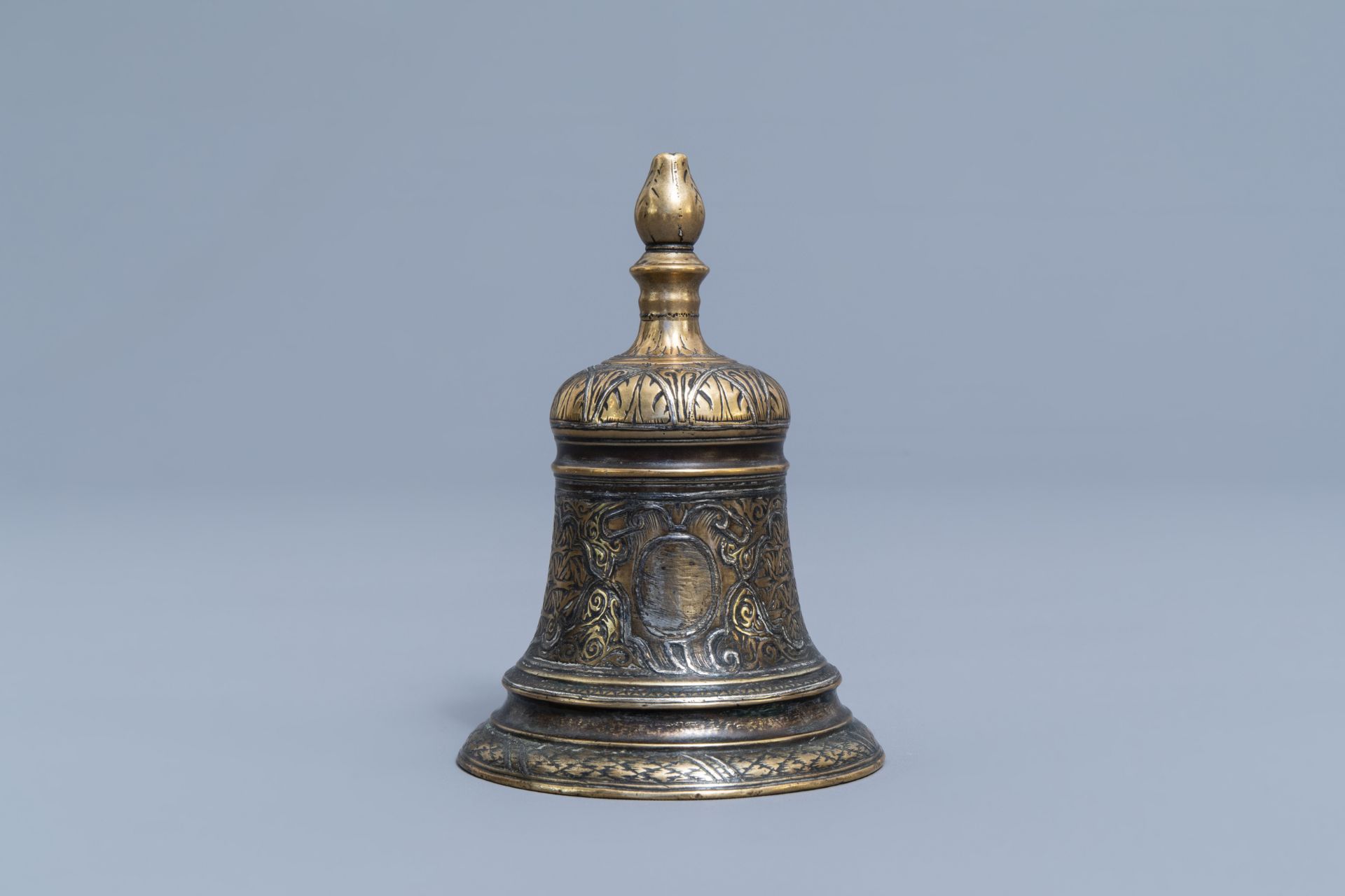 An Islamic silver inlaid bronze table bell, 17th/18th C. - Image 2 of 7