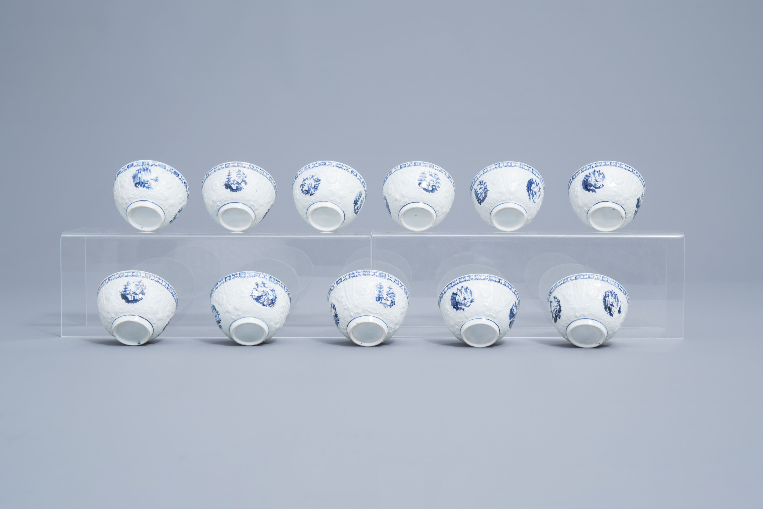 An English 22-piece blue and white Lowestoft creamware 'Hughes' coffee and tea service, 18th C. - Image 22 of 38