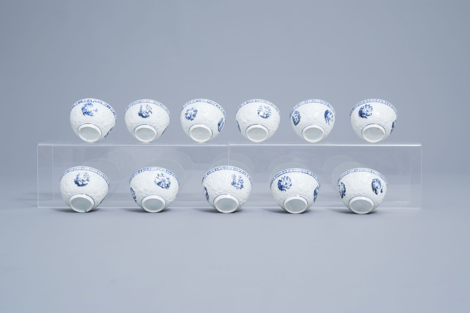 An English 22-piece blue and white Lowestoft creamware 'Hughes' coffee and tea service, 18th C. - Image 22 of 38