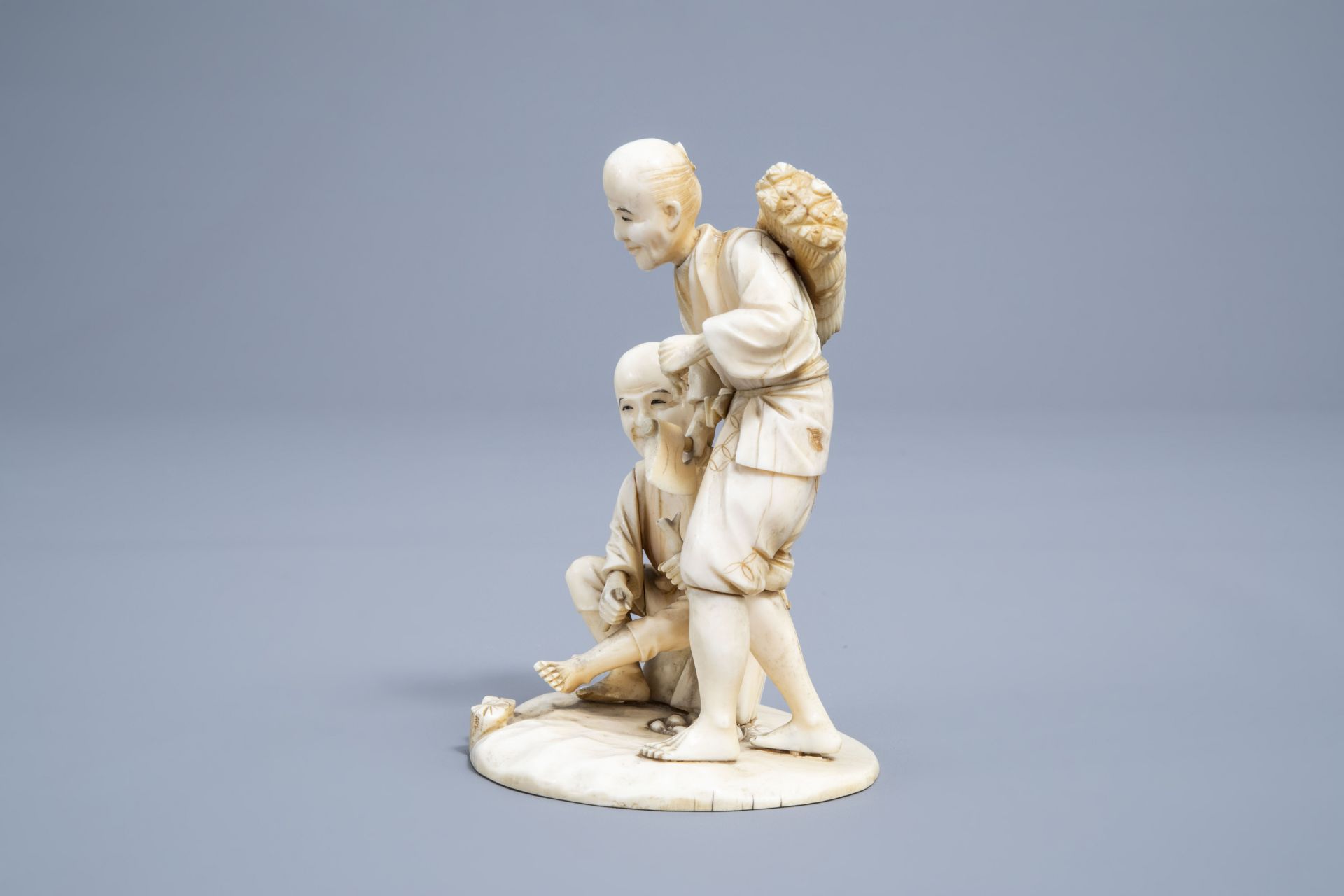 Five various Japanese ivory netsuke and okimono, Meiji, and a Chinese Canton shell, 19th/20th C. - Image 5 of 18