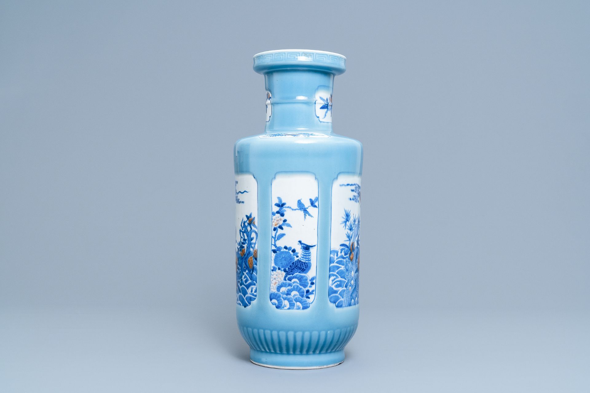 A Chinese blue, white and copper red lavender blue ground rouleau vase, 19th/20th C. - Image 4 of 6