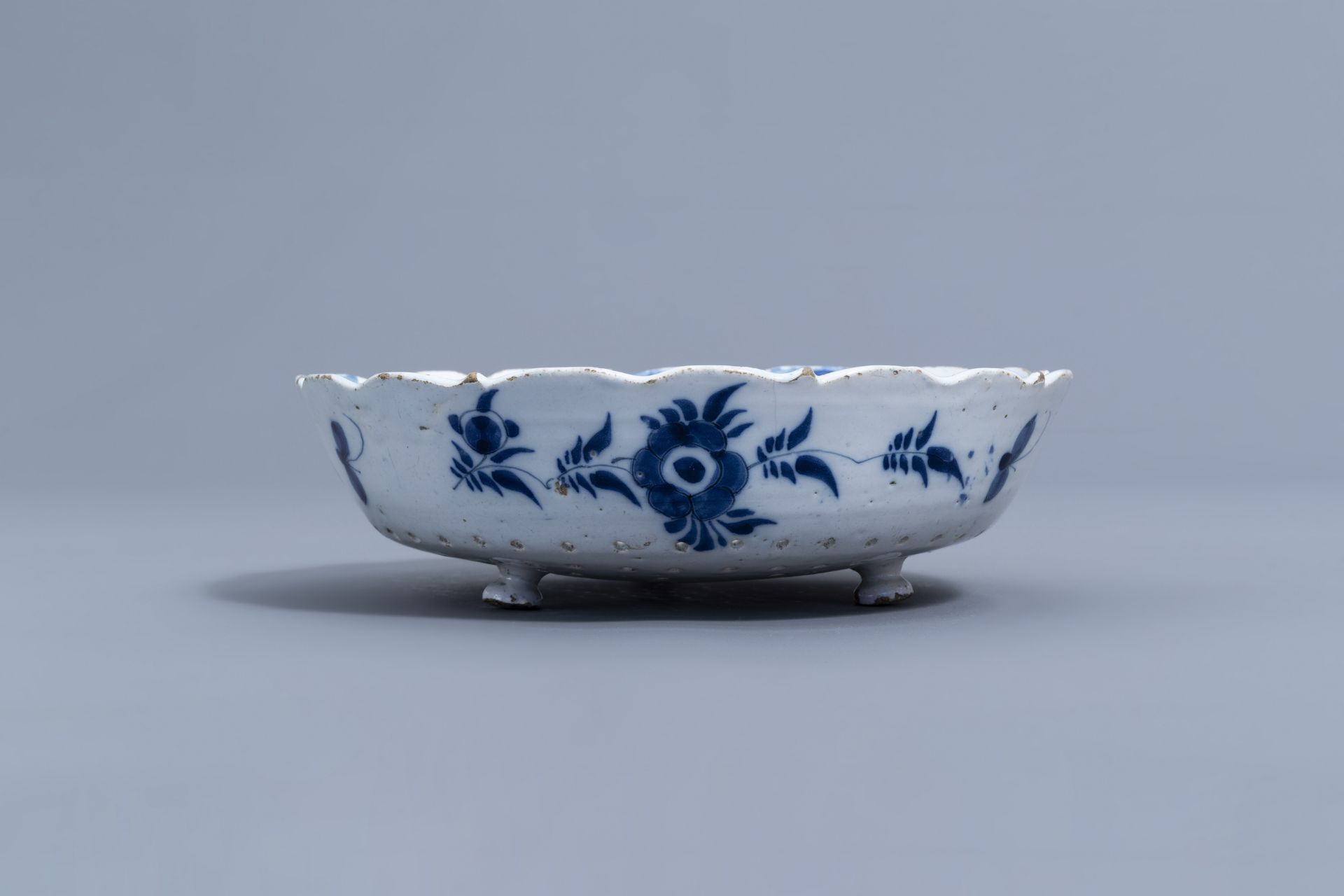 A varied collection of Dutch Delft blue and white pottery with mosty floral designs, 18th C. - Bild 10 aus 18