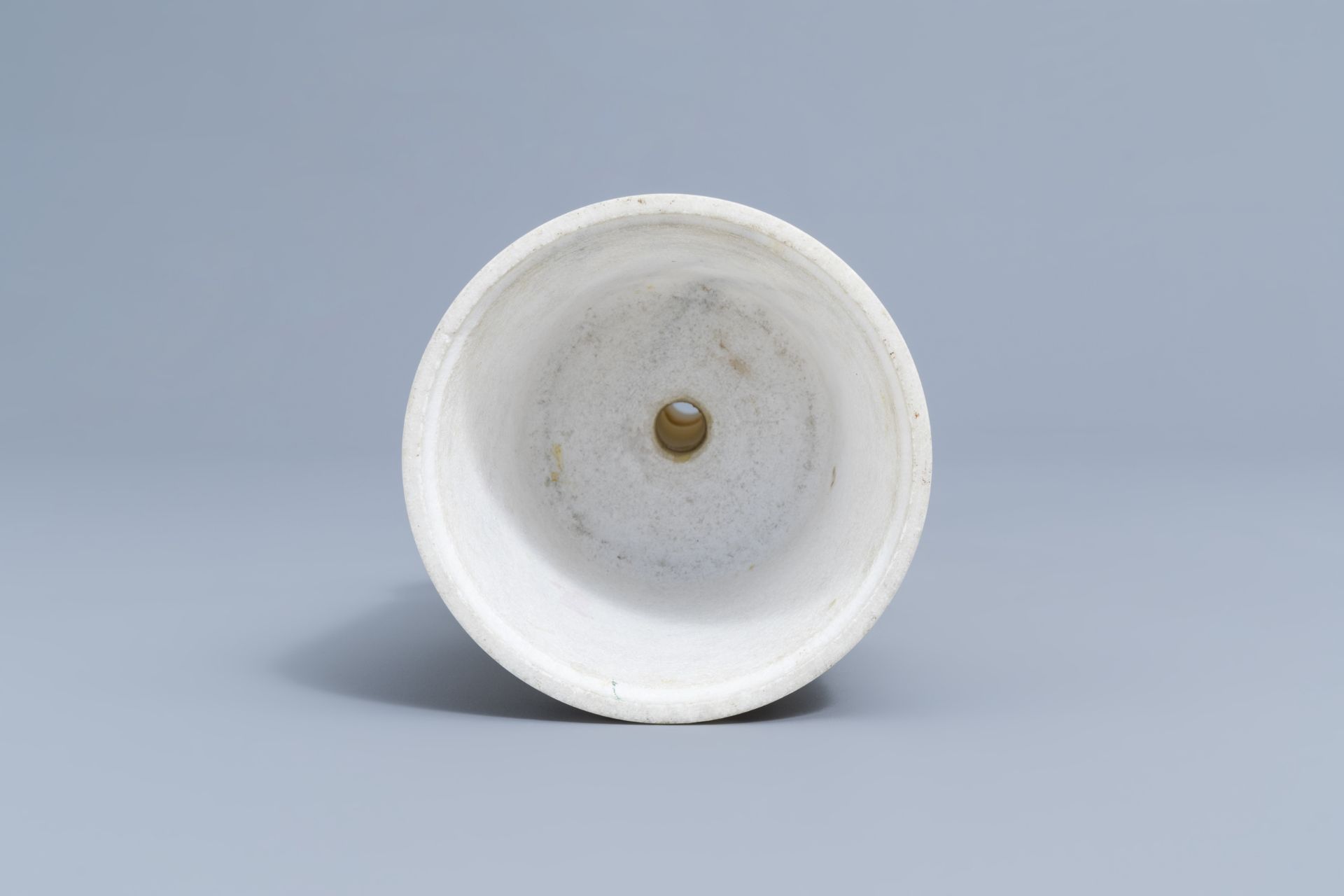 A large Indian Mughal alabaster cup and cover with portrait miniatures, 19th/20th C. - Image 5 of 8