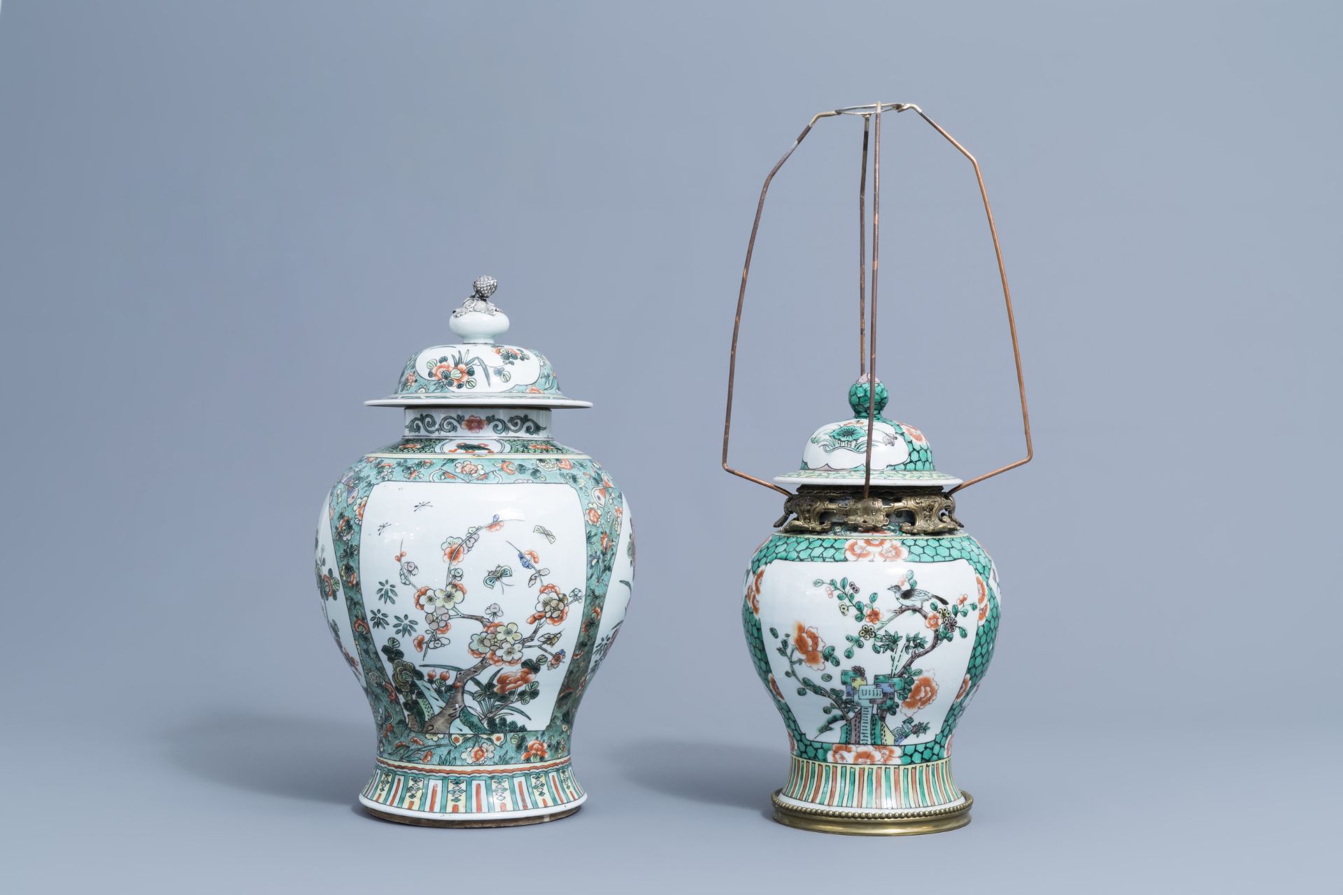 Two Cinese famille verte vases and covers with birds and butterflies, 19th/20th C. - Image 3 of 8