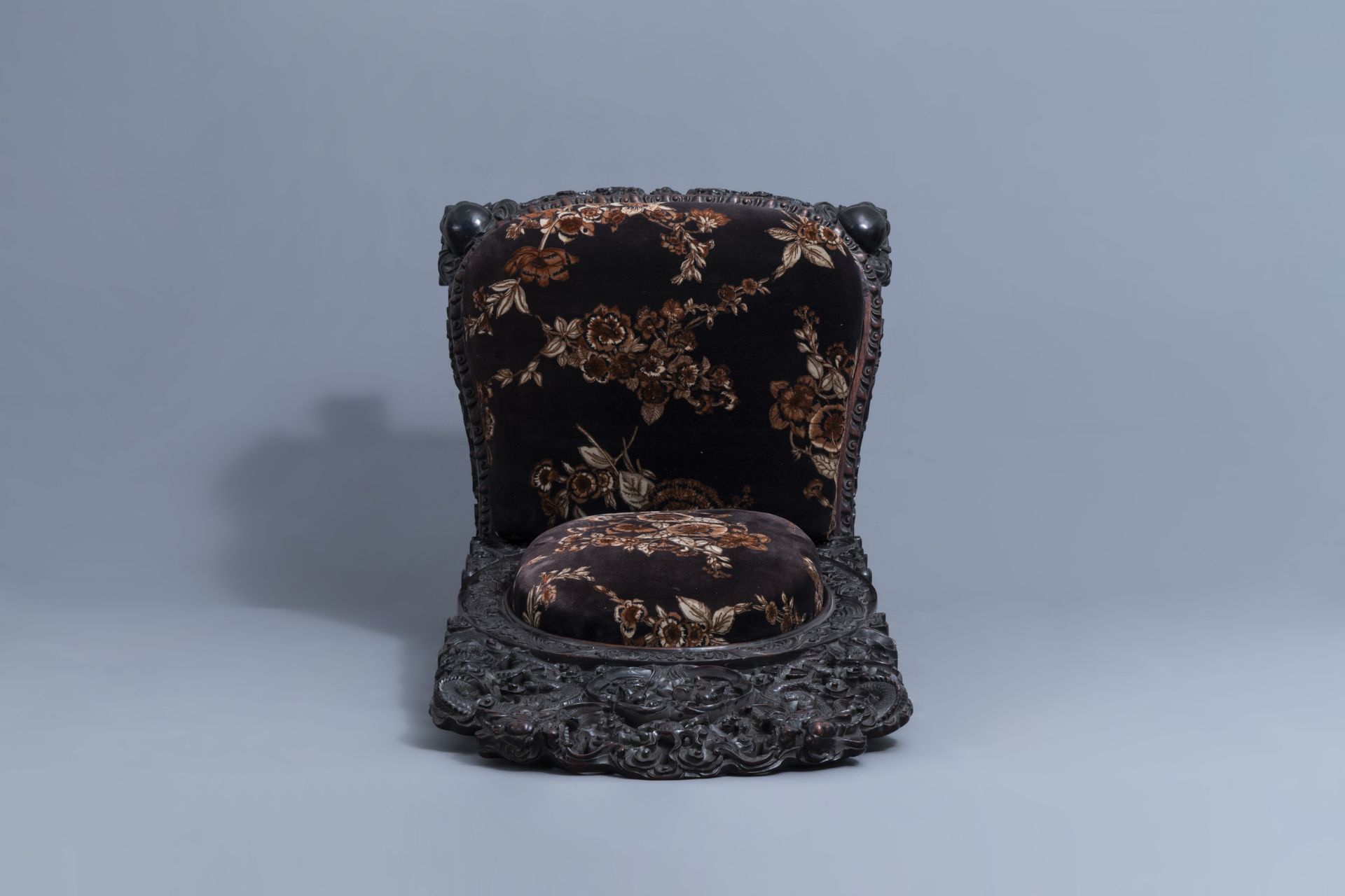 A Chinese finely carved wooden chair, 19th C. - Image 6 of 10