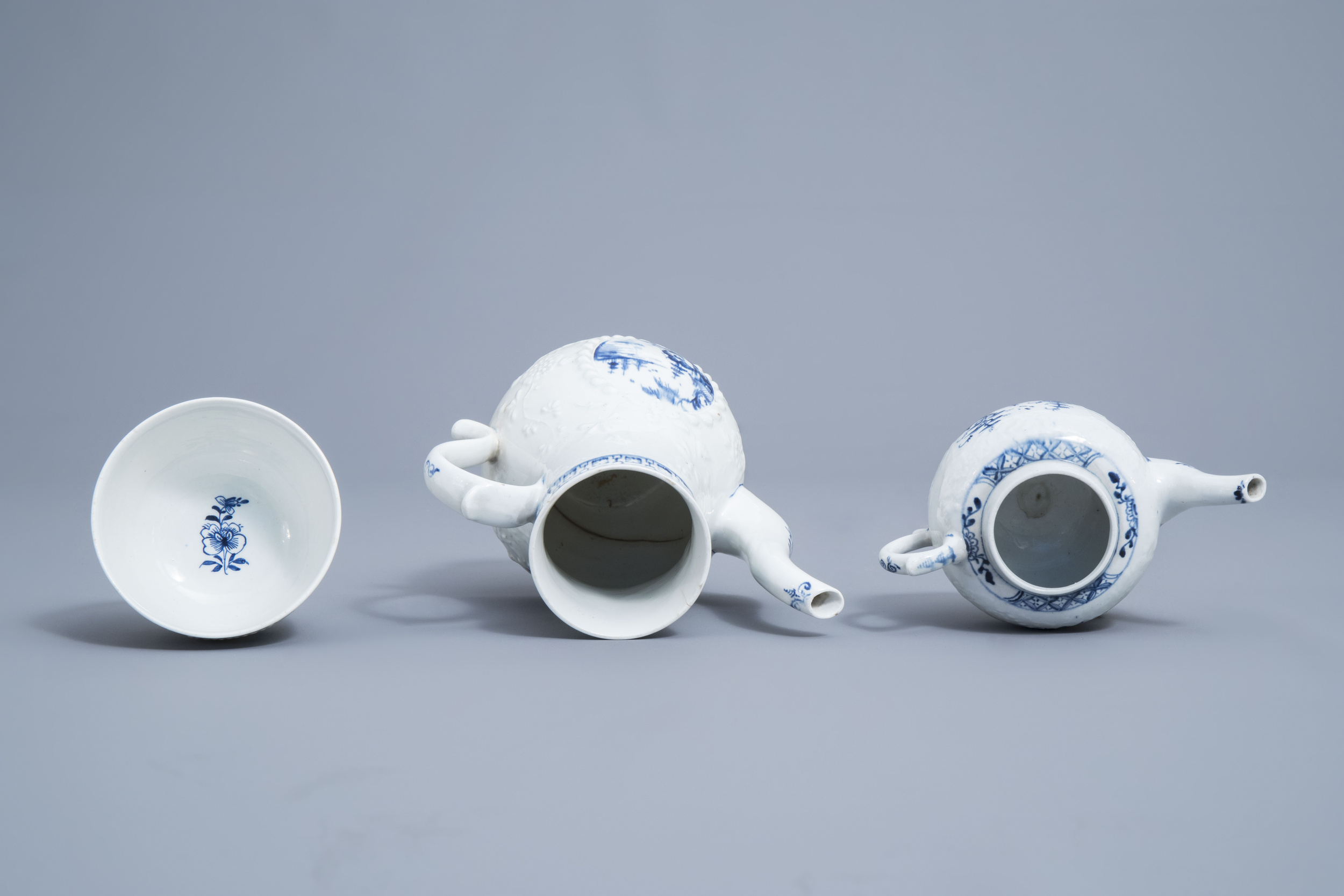 An English 22-piece blue and white Lowestoft creamware 'Hughes' coffee and tea service, 18th C. - Image 31 of 38