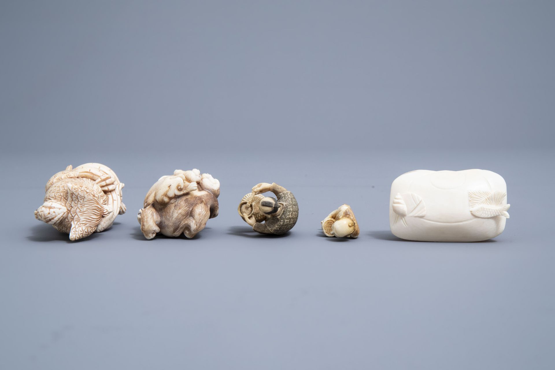 Five various Japanese ivory netsuke and okimono, Meiji, and a Chinese Canton shell, 19th/20th C. - Image 13 of 18