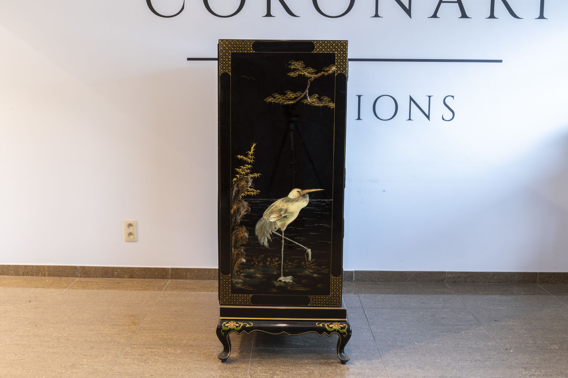 A lacquered Chinese cupboard with birds among blossoming branches, 20th C. - Image 6 of 7