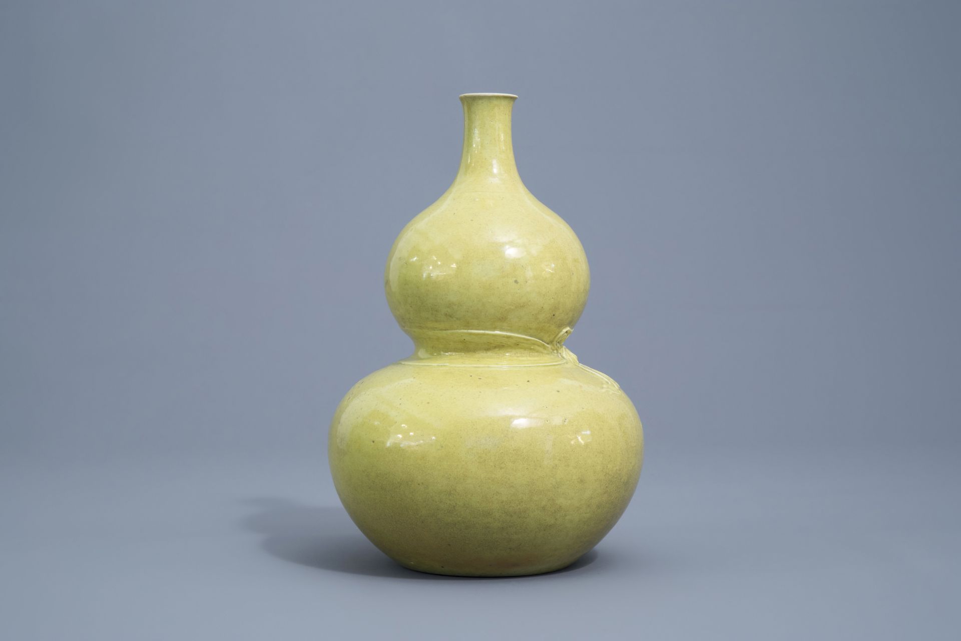 A Chinese monochrome yellow double gourd vase, Qianlong mark, 19th/20th C. - Image 3 of 7