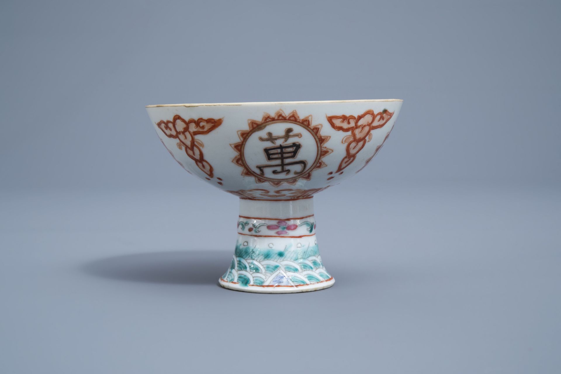 A Chinese famille rose, iron red and gilt stem cup, 19th C. - Image 2 of 8