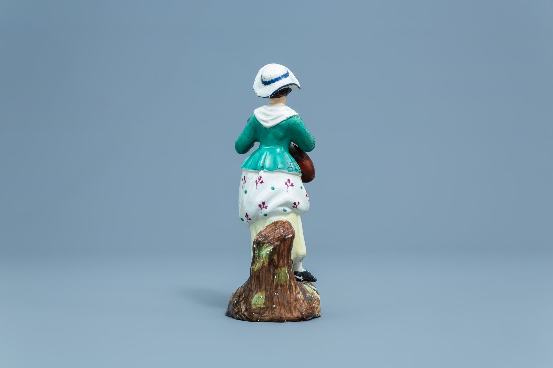 A German polychrome decorated earthenware figure of a lady with a mandolin, Hšchst, 18th C. - Image 4 of 7