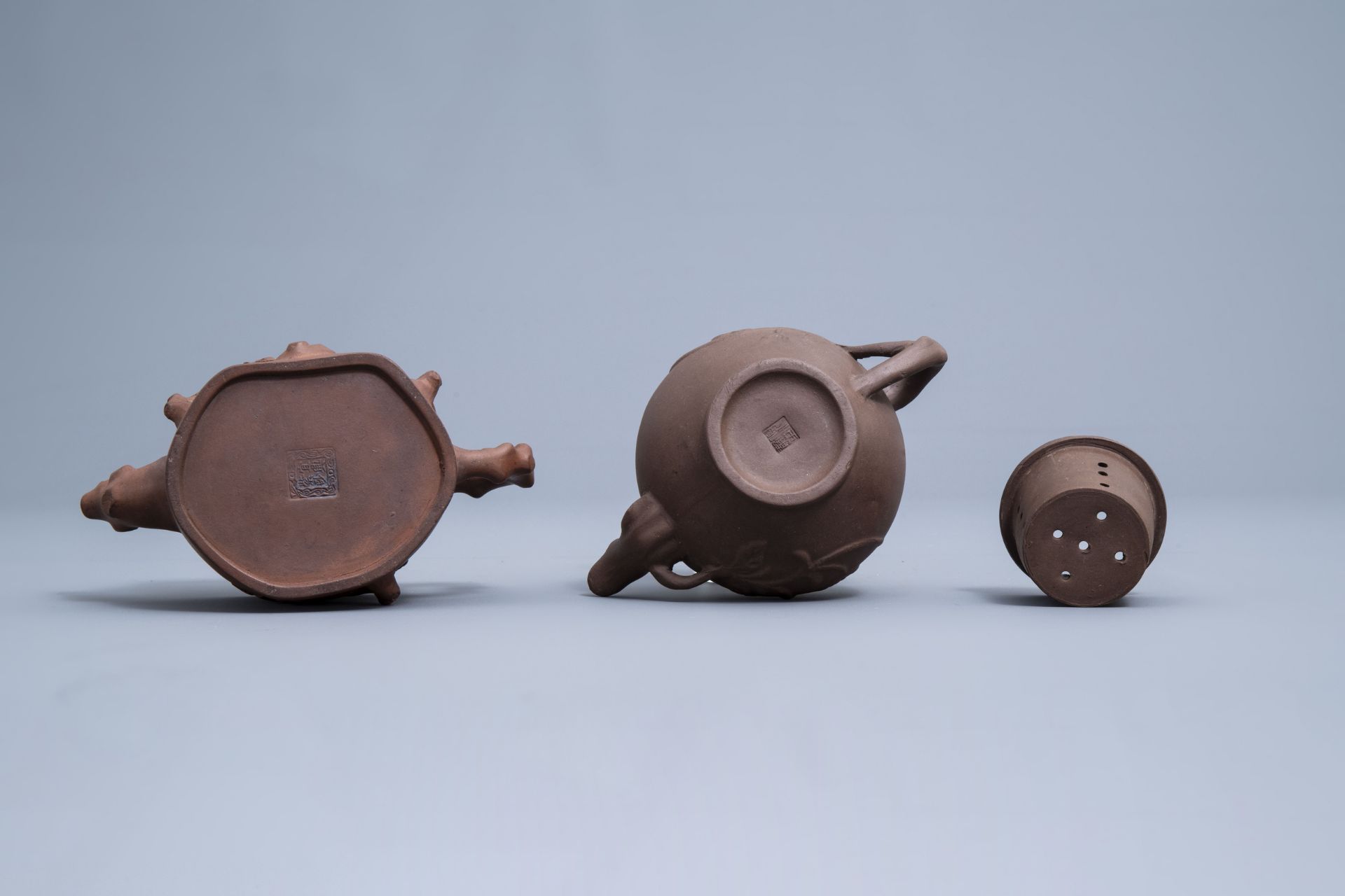 Five Chinese Yixing stoneware teapots and covers, 20th C. - Image 13 of 15