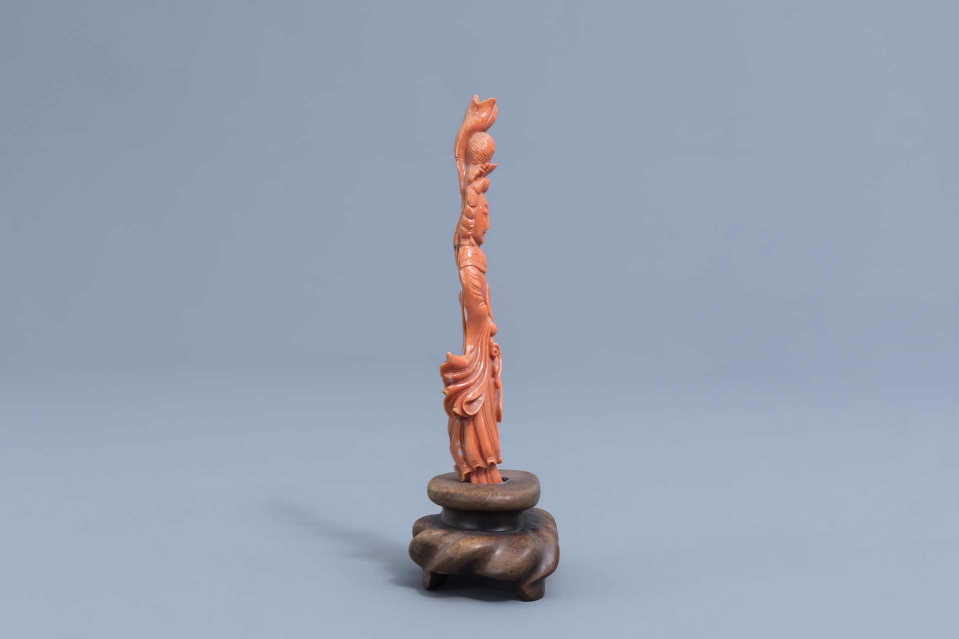 A Chinese carved red coral figure of a lady, 19th/20th C. - Image 4 of 8