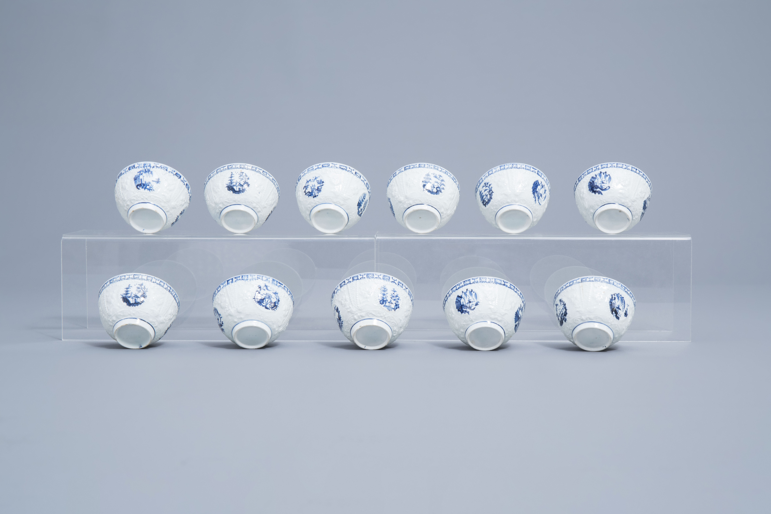 An English 22-piece blue and white Lowestoft creamware 'Hughes' coffee and tea service, 18th C. - Image 21 of 38