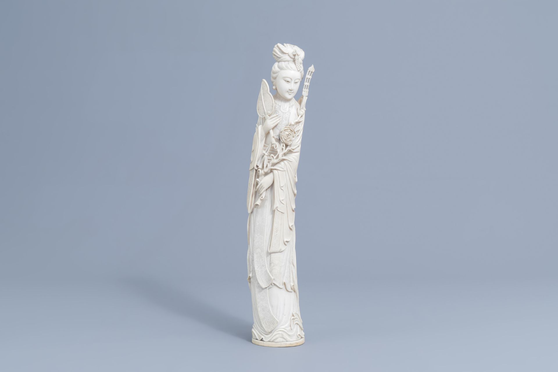 A large Chinese carved ivory figure of a lady on a wooden base, first half of the 20th C. - Image 2 of 7