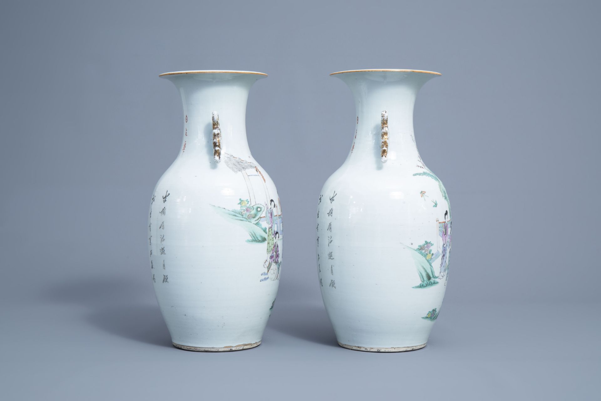 A pair of Chinse famille rose vases with ladies on a terrace, 19th/20th C. - Bild 2 aus 6
