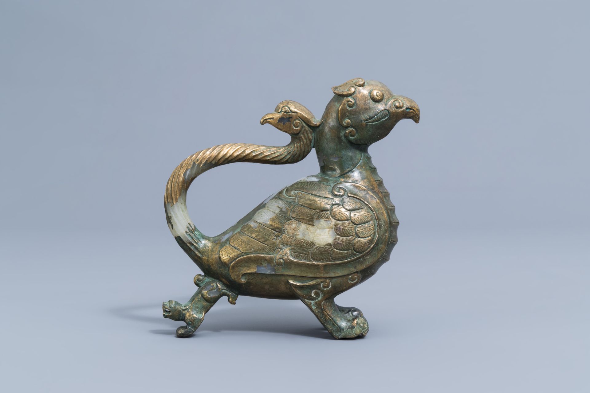 A Chinese partly gilt jade or hardstone bird, 19th/20th C. - Image 3 of 4