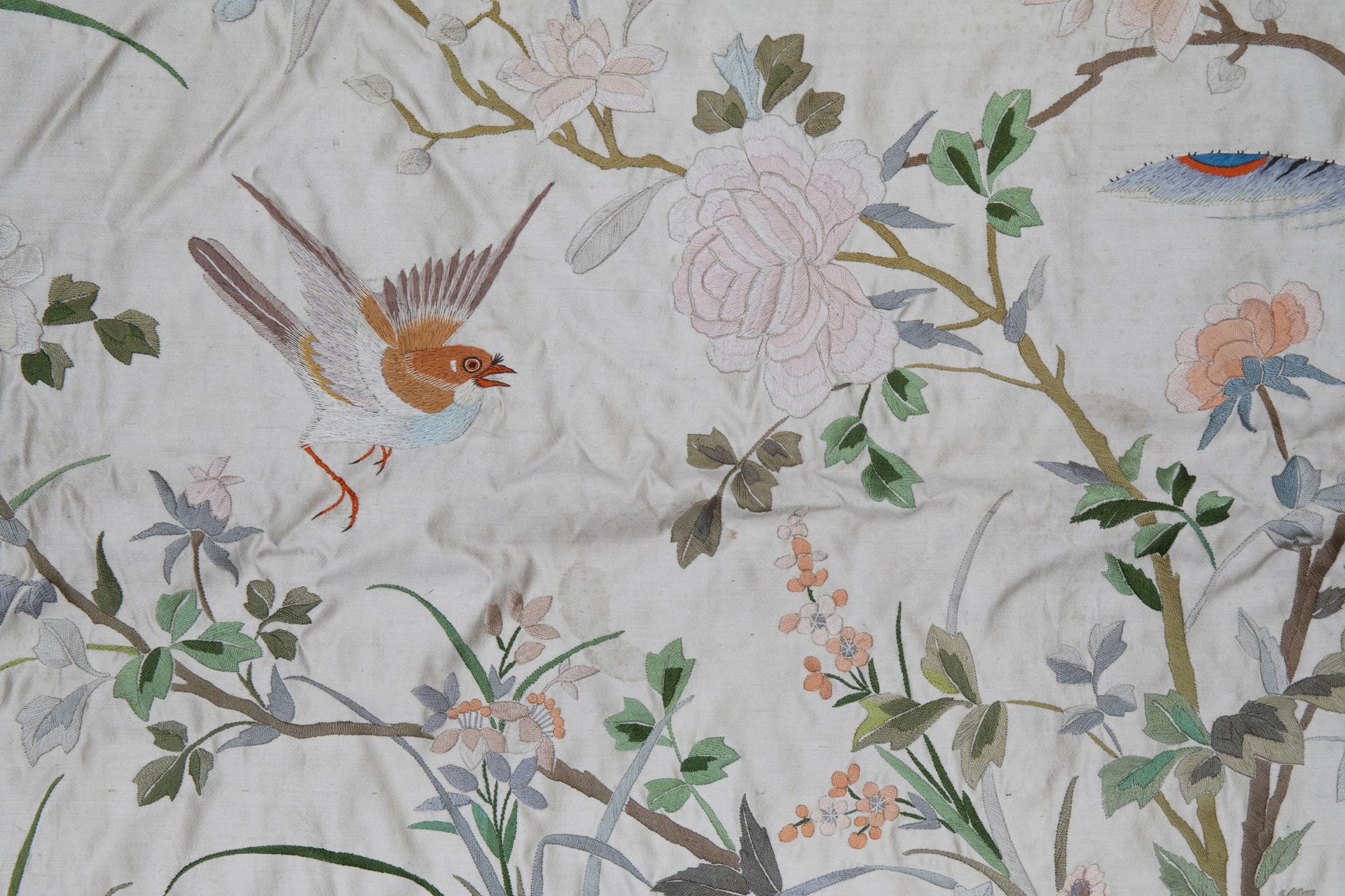 A Chinese horizontal silk embroidery with birds and a butterfly among flower branches, 19th C. - Image 3 of 5
