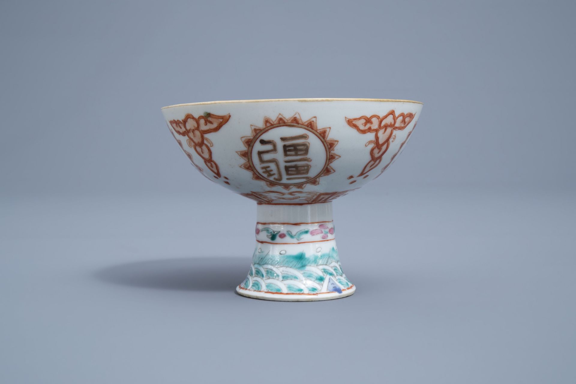 A Chinese famille rose, iron red and gilt stem cup, 19th C. - Image 5 of 8