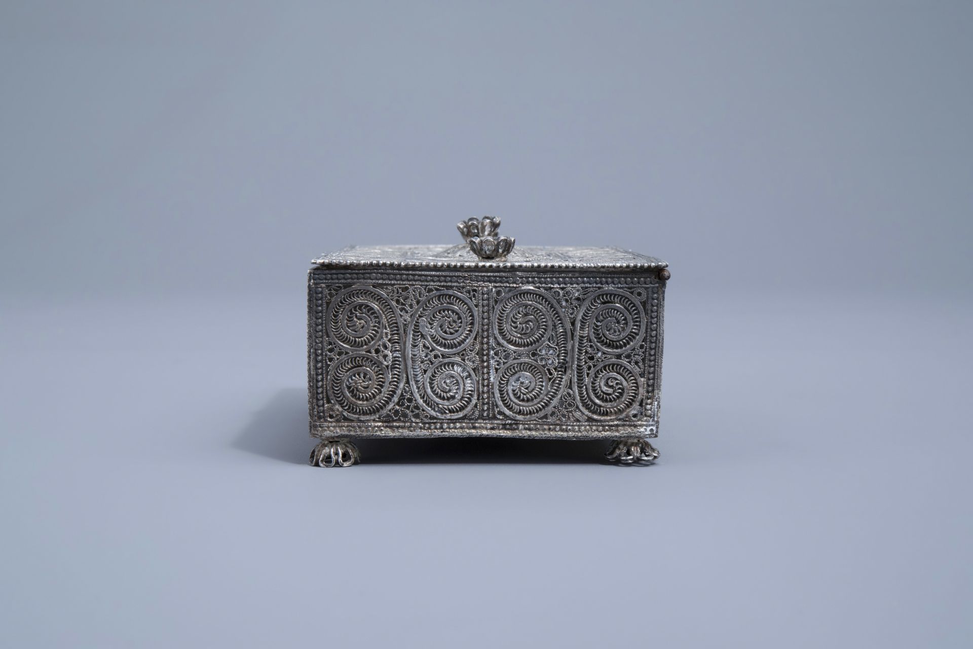 A silver filigree casket with floral design, 835/000, various marks, 19th/20th C. - Image 6 of 11
