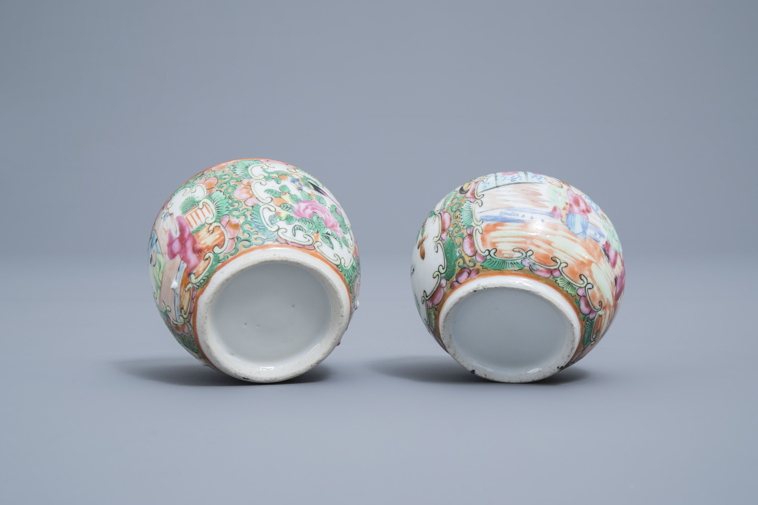 A varied collection of Chinse Canton and famille rose porcelain, 19th C. - Image 18 of 19