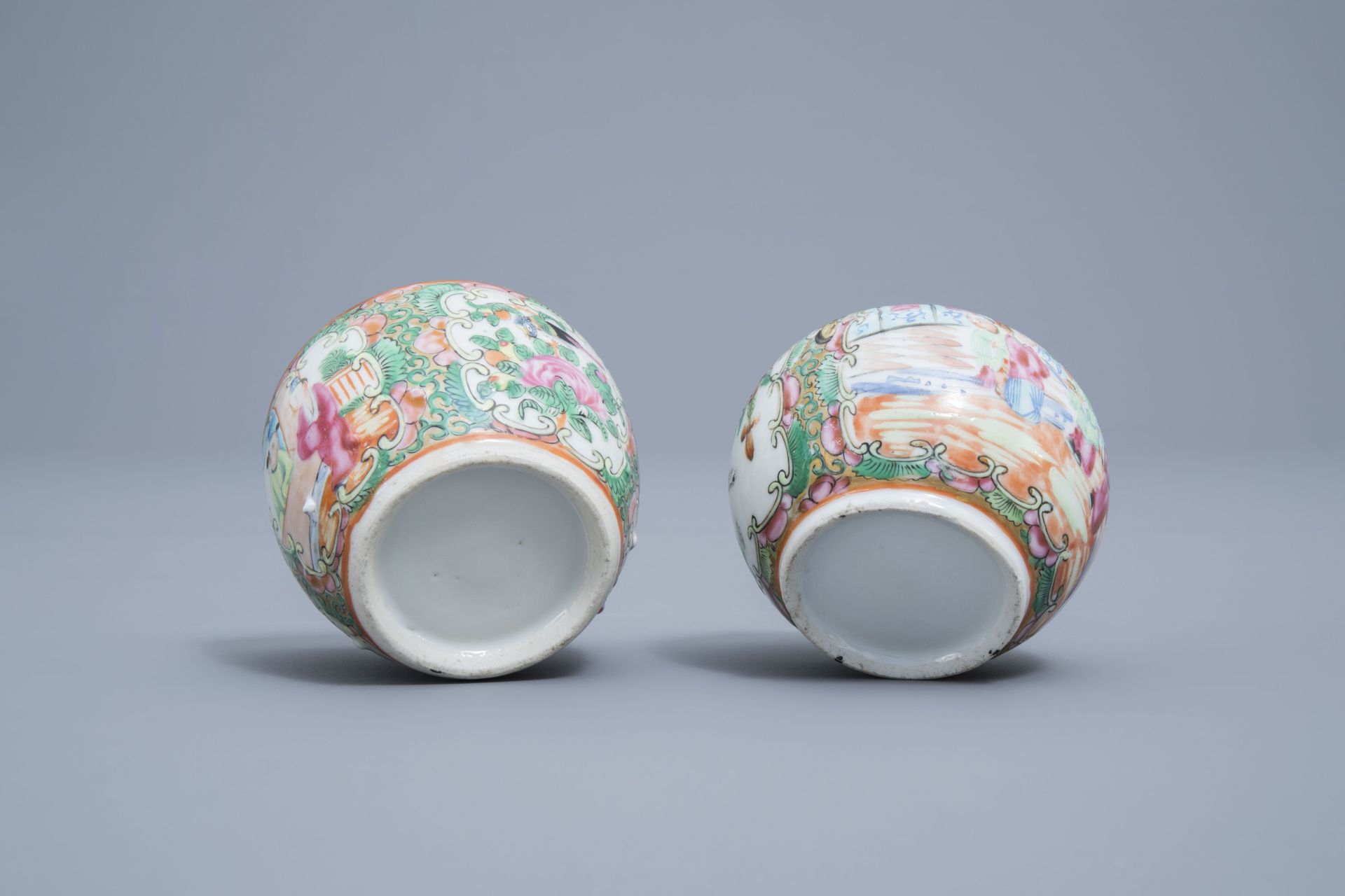 A varied collection of Chinse Canton and famille rose porcelain, 19th C. - Image 18 of 19