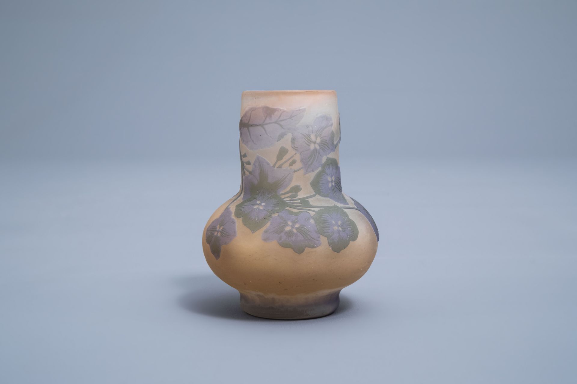Emile GallŽ (1846-1904): Two cameo glass Art Nouveau vases with floral design, 20th C. - Image 9 of 15