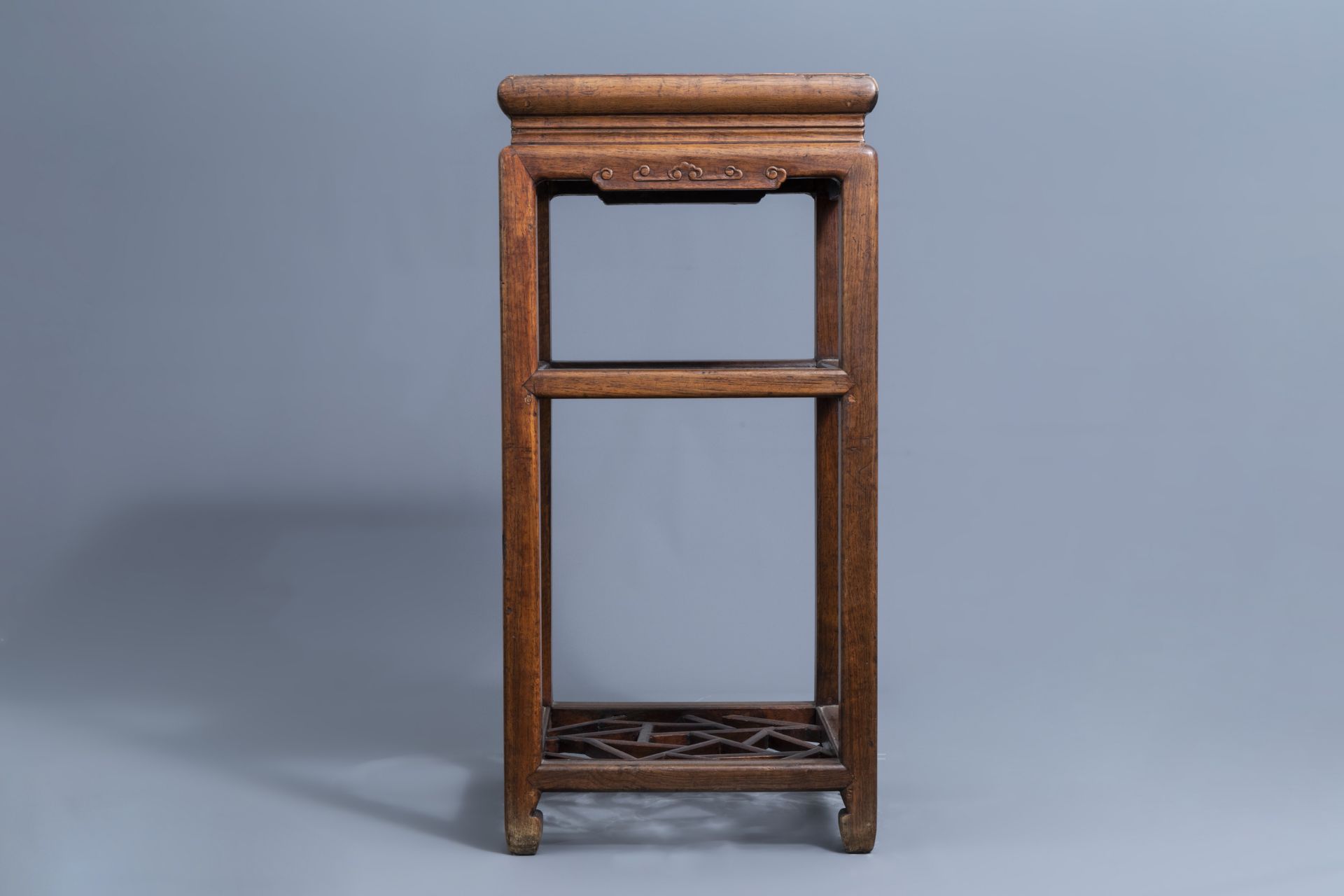 A Chinese wooden stand, 19th/20th C. - Image 4 of 7