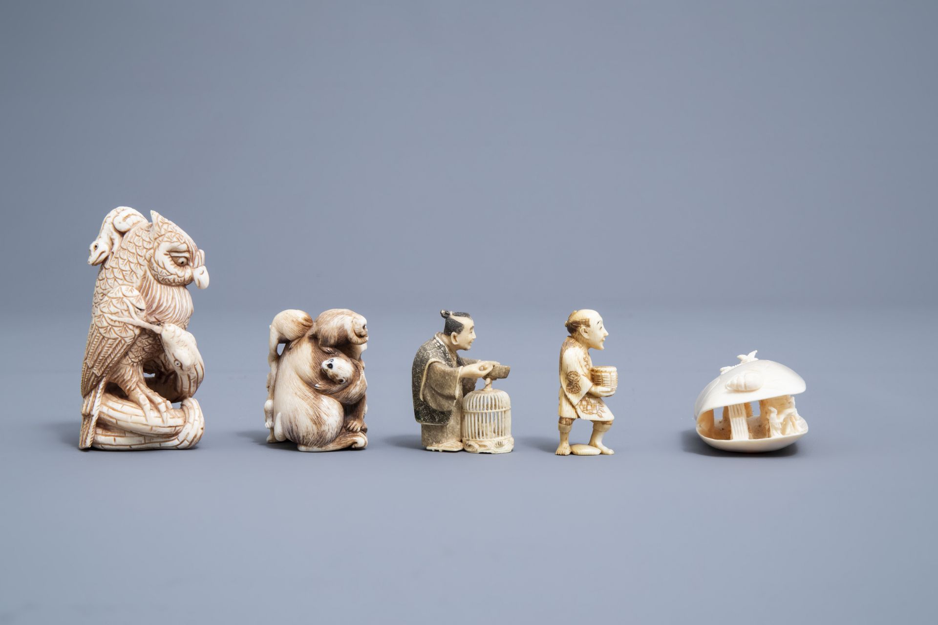 Five various Japanese ivory netsuke and okimono, Meiji, and a Chinese Canton shell, 19th/20th C. - Image 10 of 18