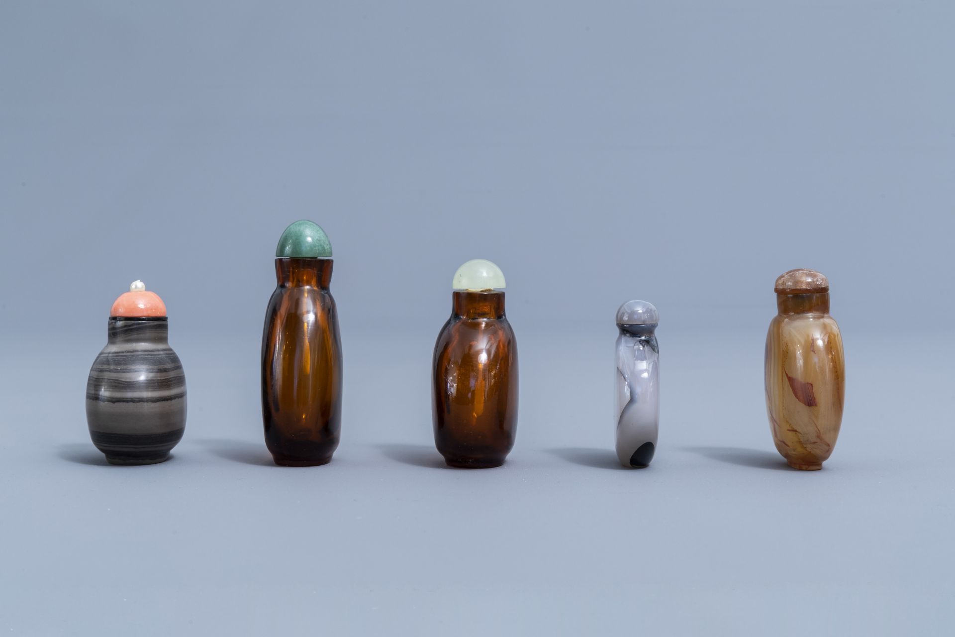 Ten Chinese glass, agate and hardstone snuff bottles, 20th C. - Image 4 of 4