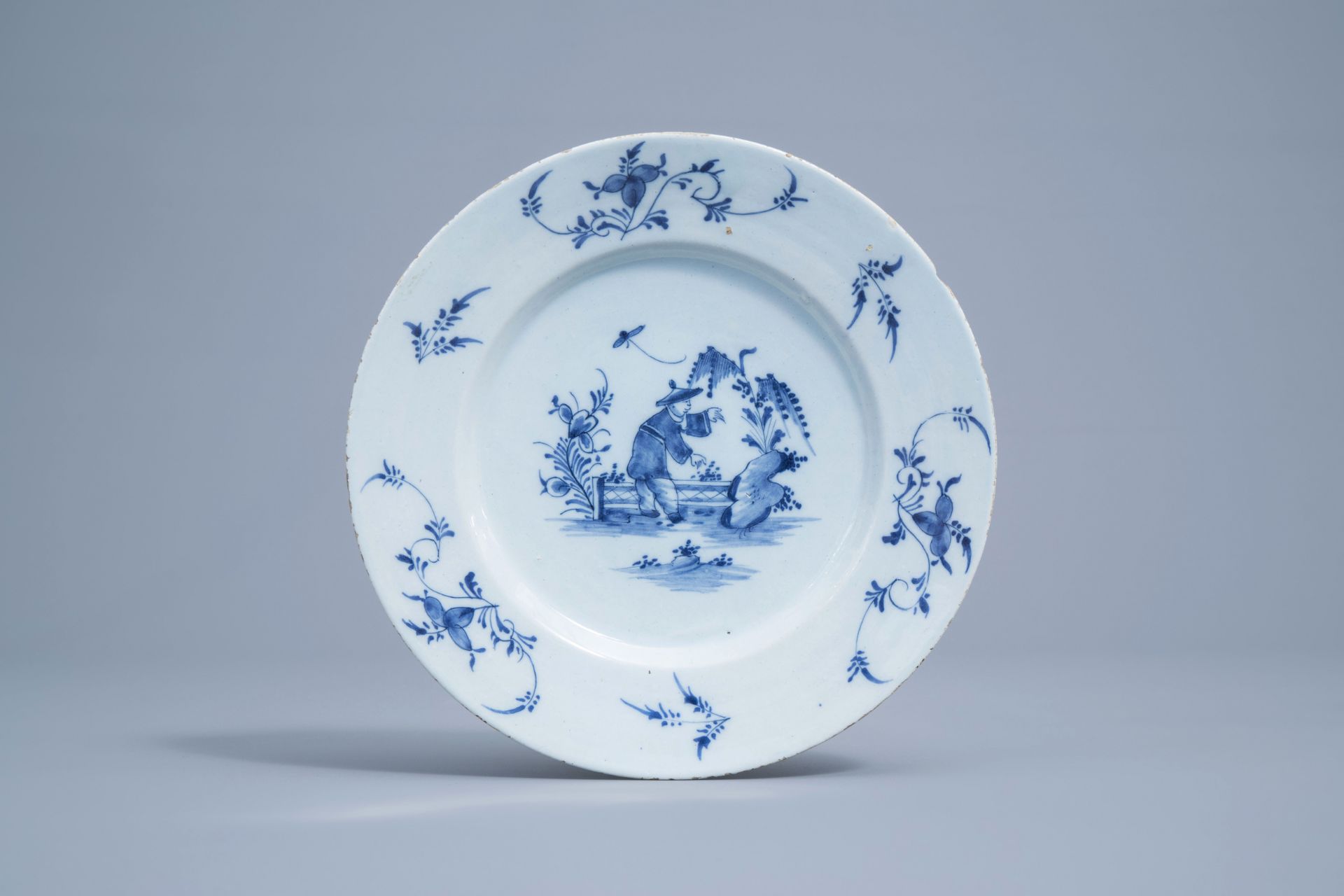 A pair of Dutch Delft blue and white 'chinoiserie' plates, 18th C. - Bild 4 aus 5