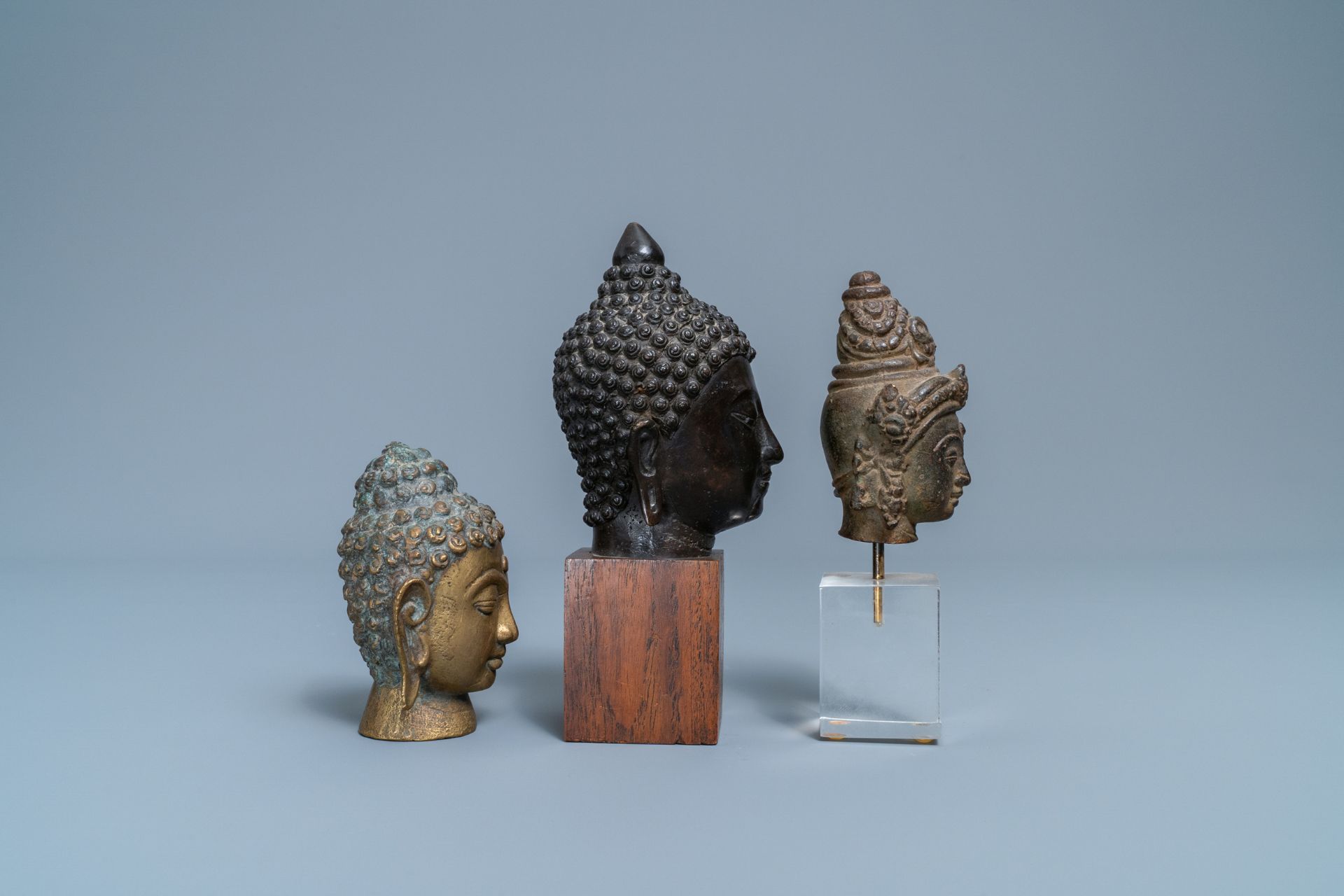 A collection of bronze figures and fragments, India, Thailand and Tibet, 19th C. and earlier - Image 17 of 20