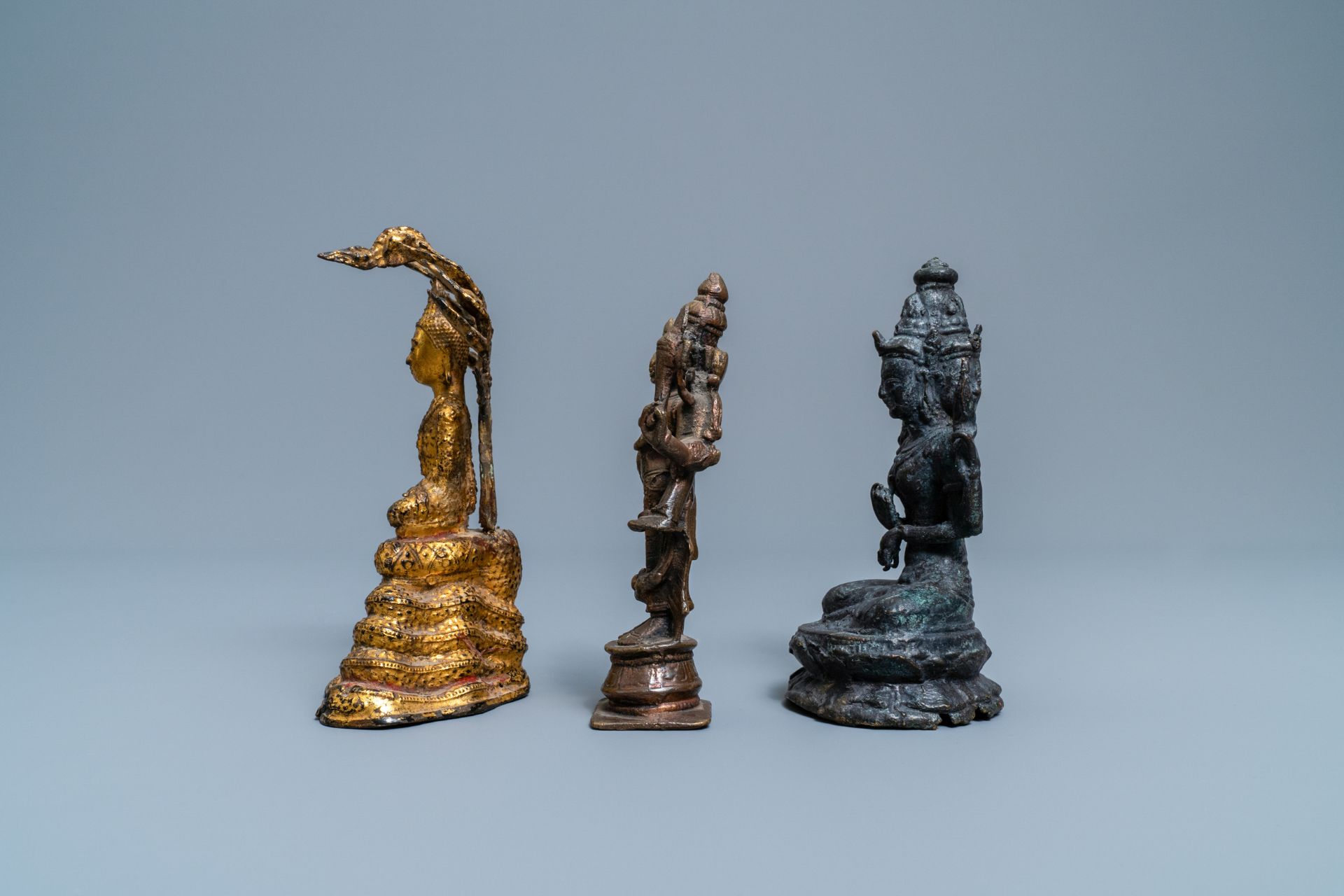 A collection of bronze figures and fragments, India, Thailand and Tibet, 19th C. and earlier - Image 10 of 20