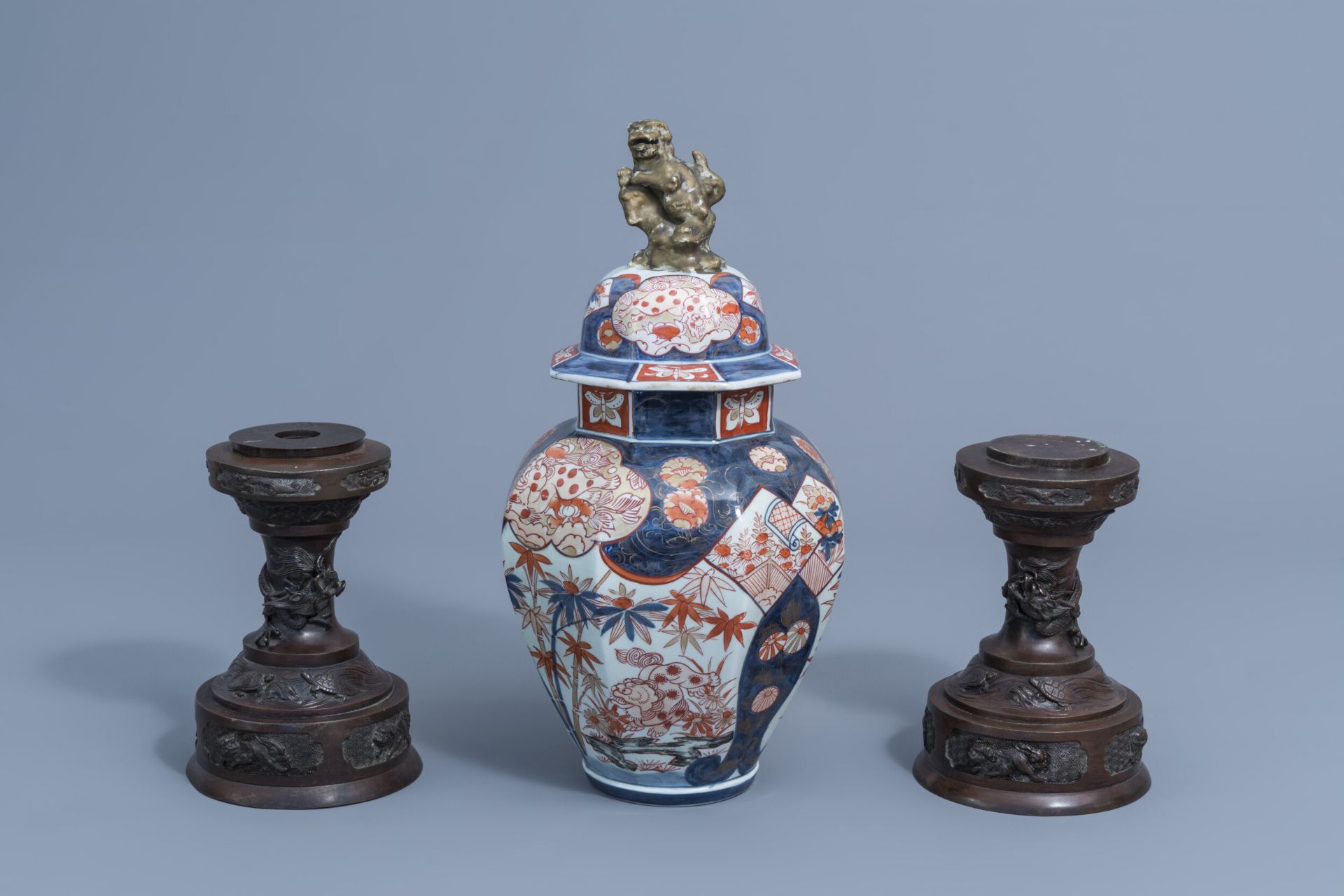 A Japanese Imari vase and cover and a pair of bronze stands with animals, Edo/Meiji, 18de/19de eeuw