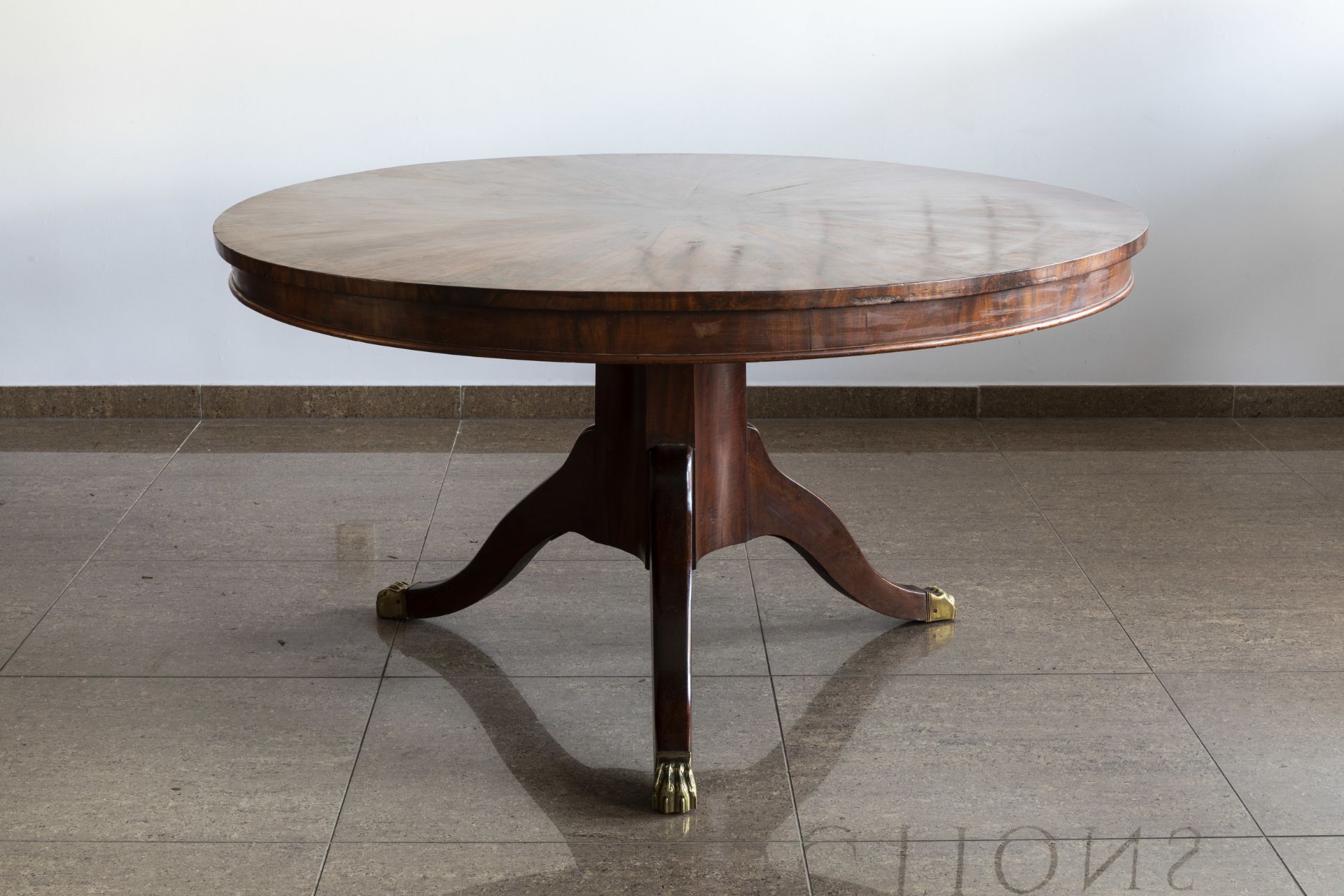 A circular English Regency mahogany tripod breakfast table wit a star veneered top, ca. 1810 - Bild 4 aus 6