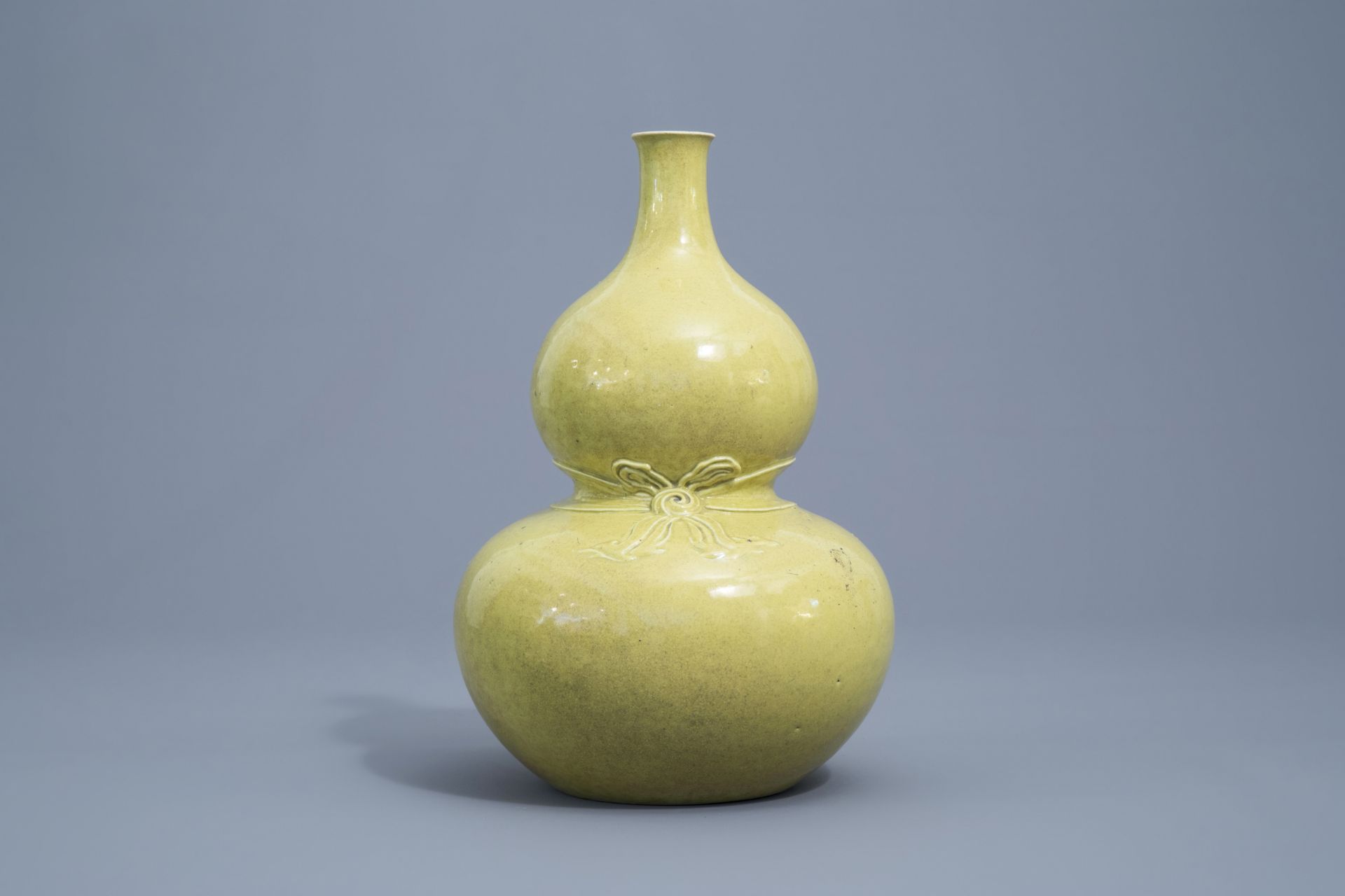 A Chinese monochrome yellow double gourd vase, Qianlong mark, 19th/20th C. - Image 2 of 7