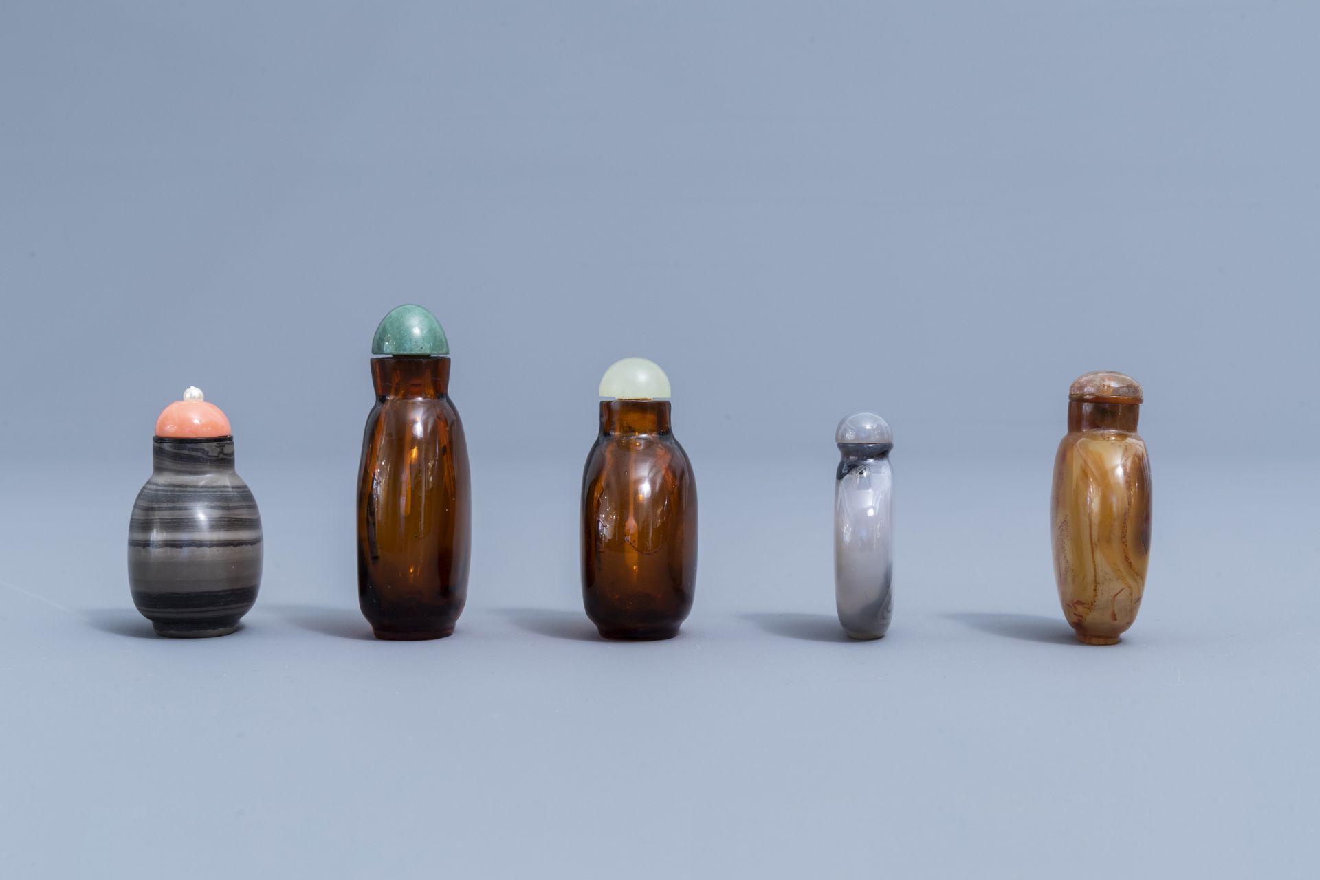 Ten Chinese glass, agate and hardstone snuff bottles, 20th C. - Image 2 of 4