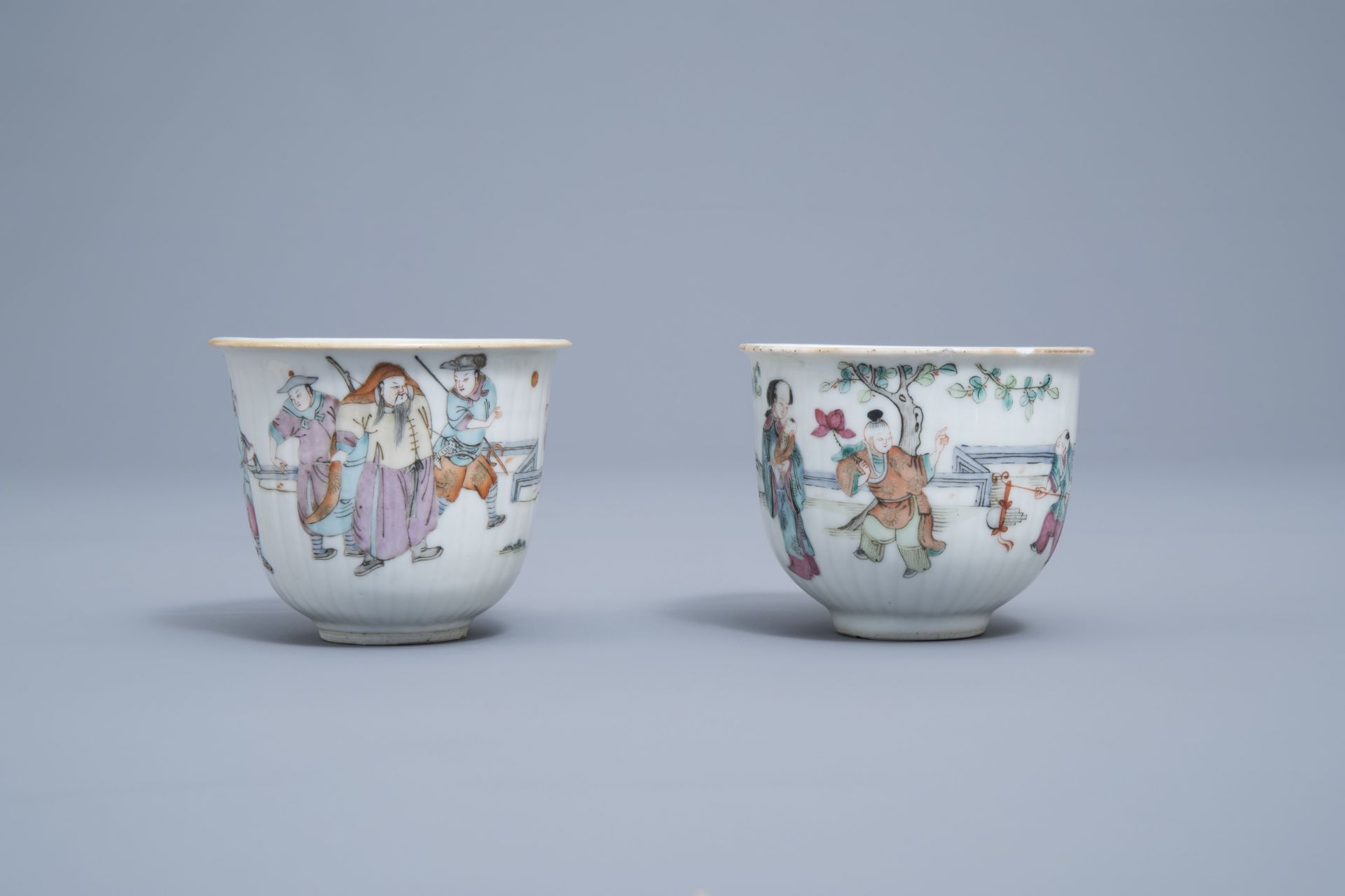 A Chinese five-piece famille rose tea service, 19th/20th C. - Image 5 of 16