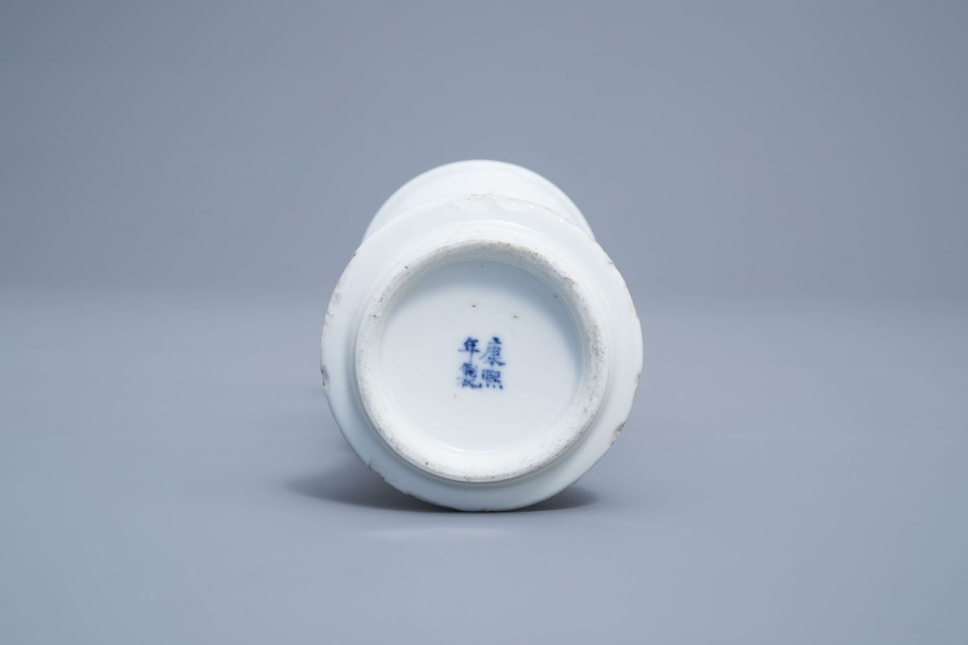 A Chinese blue and white charger and a gu 'Immortals' vase, Kangxi mark, 18th/19th C. - Image 18 of 18
