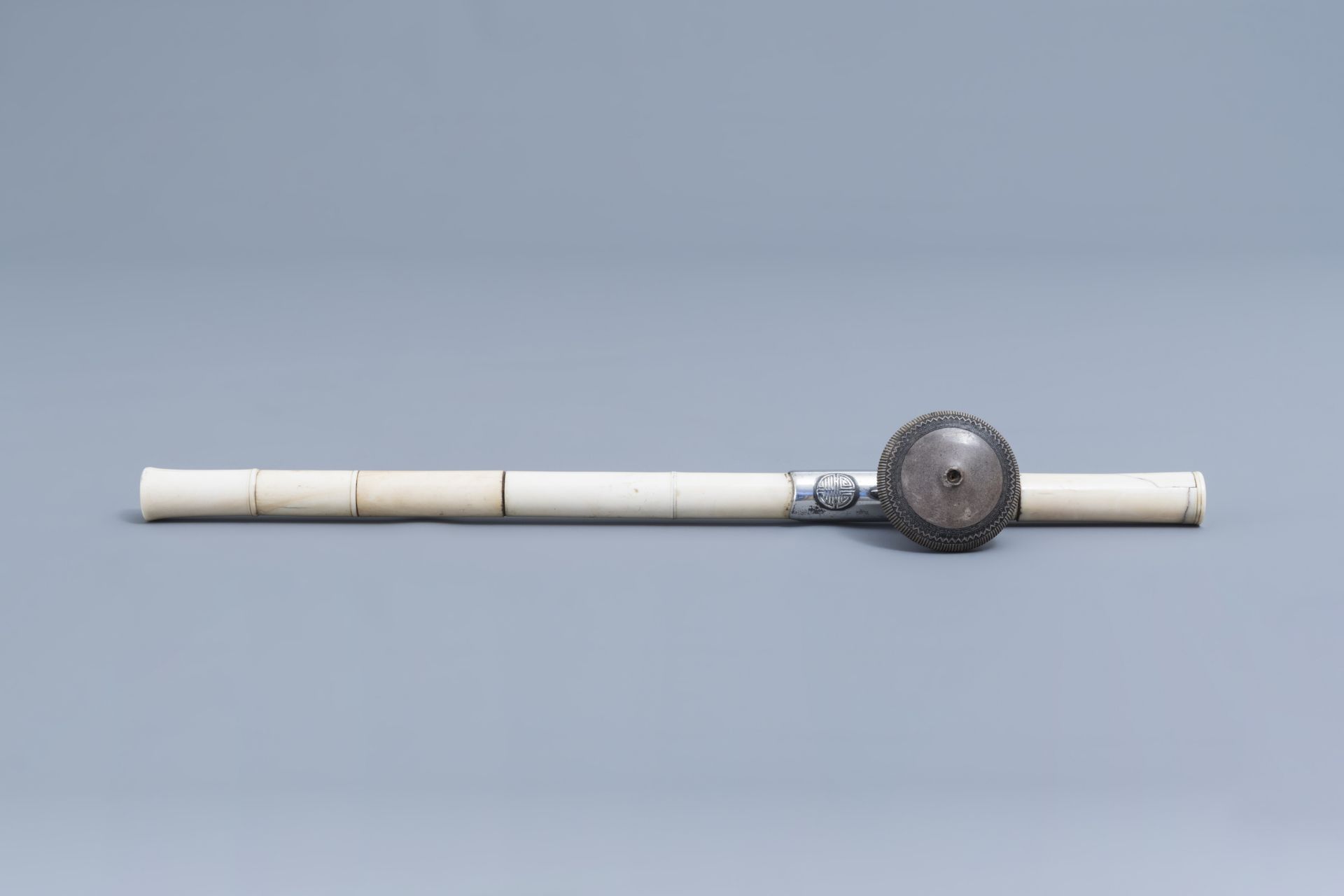A Chinese ivory opium pipe finished with a silver saddle and a stoneware damper, 19th C. - Image 4 of 9