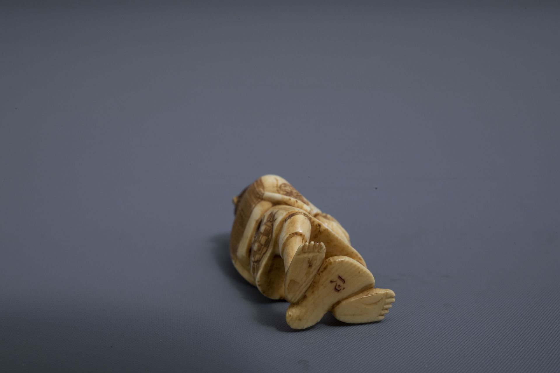 Five various Japanese ivory netsuke and okimono, Meiji, and a Chinese Canton shell, 19th/20th C. - Image 17 of 18