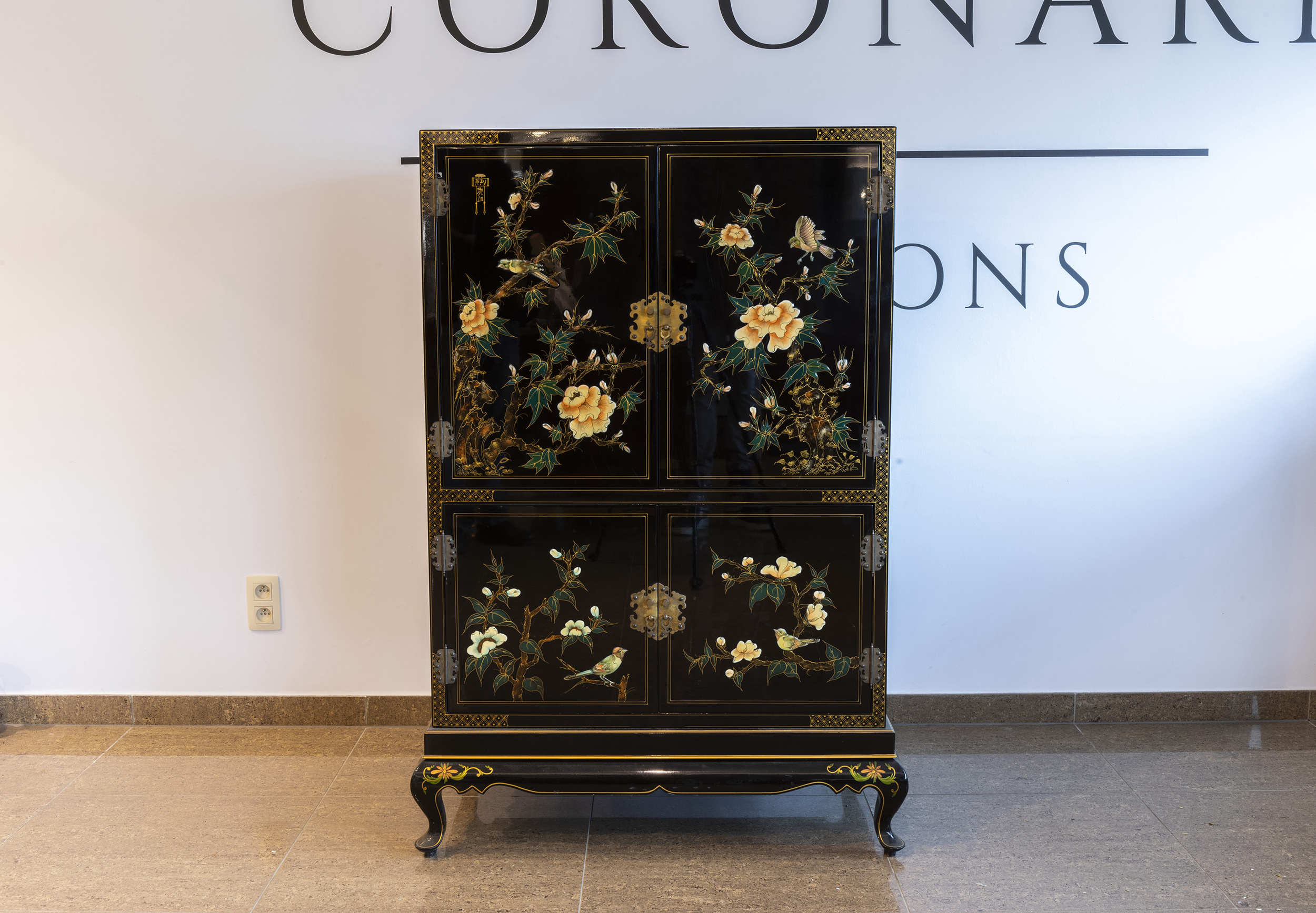 A lacquered Chinese cupboard with birds among blossoming branches, 20th C. - Image 3 of 7