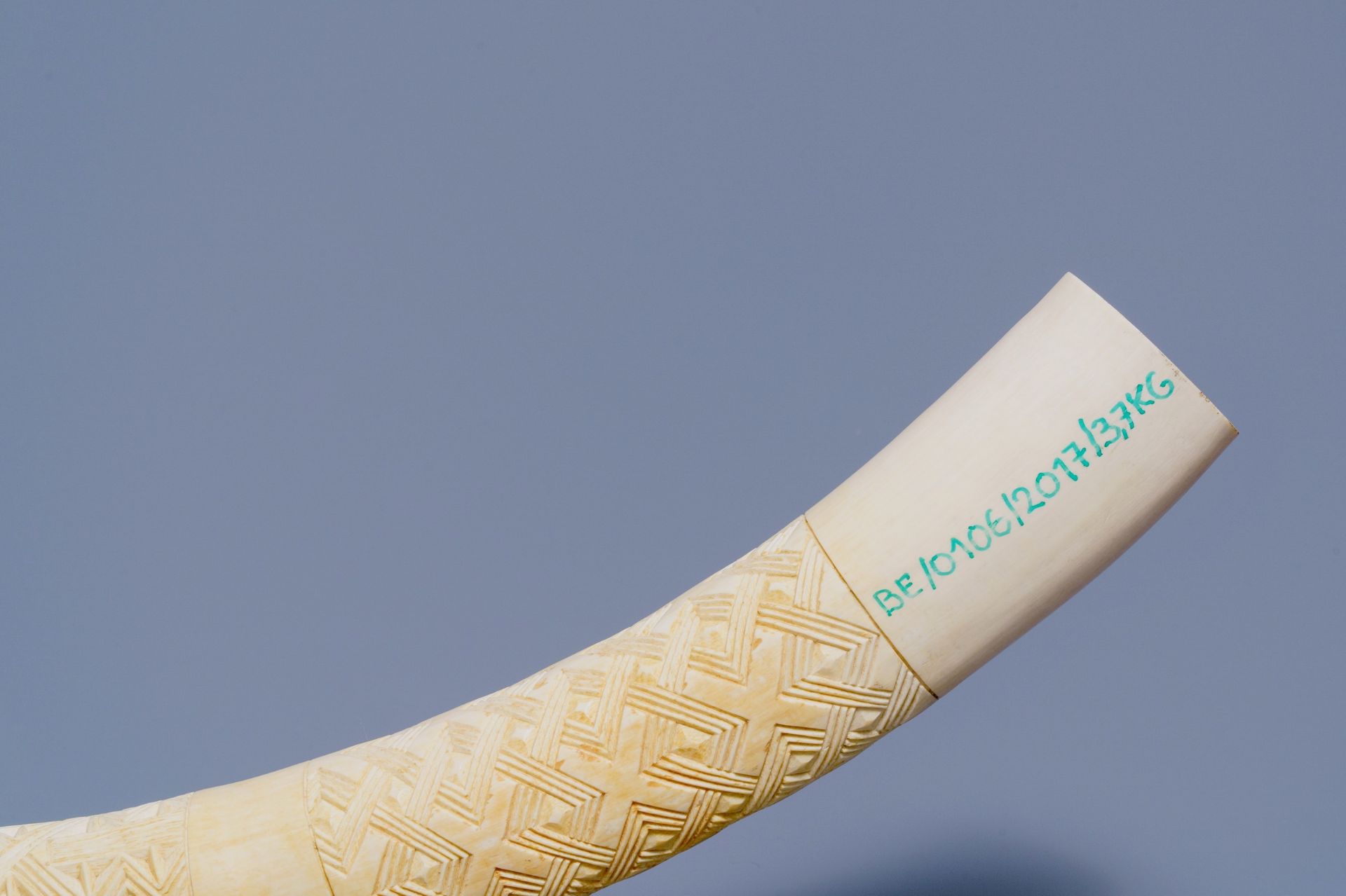 A carved ivory tusk with ornamental design, first half 20th C. - Image 3 of 6